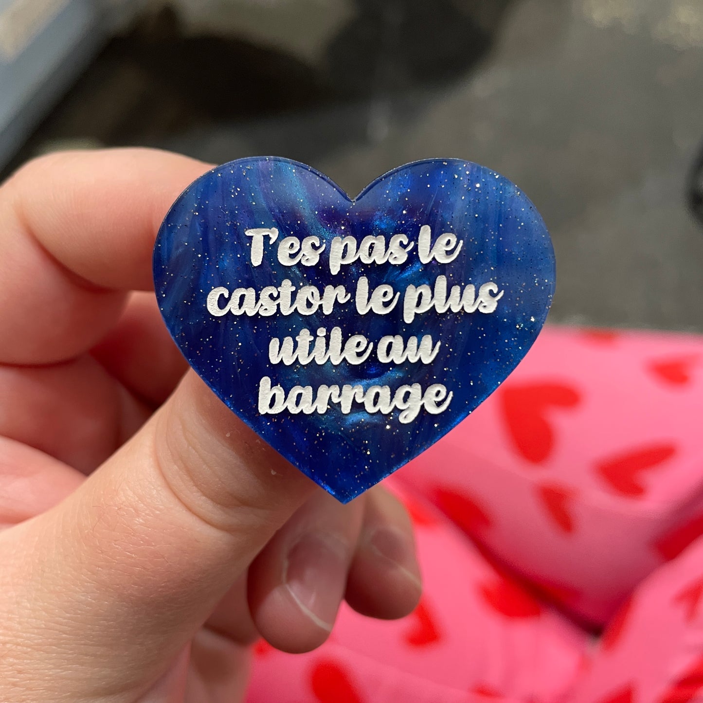Broche "T’as pas le castor le plus utile au barrage" en acrylique marbrée bleue à paillettes