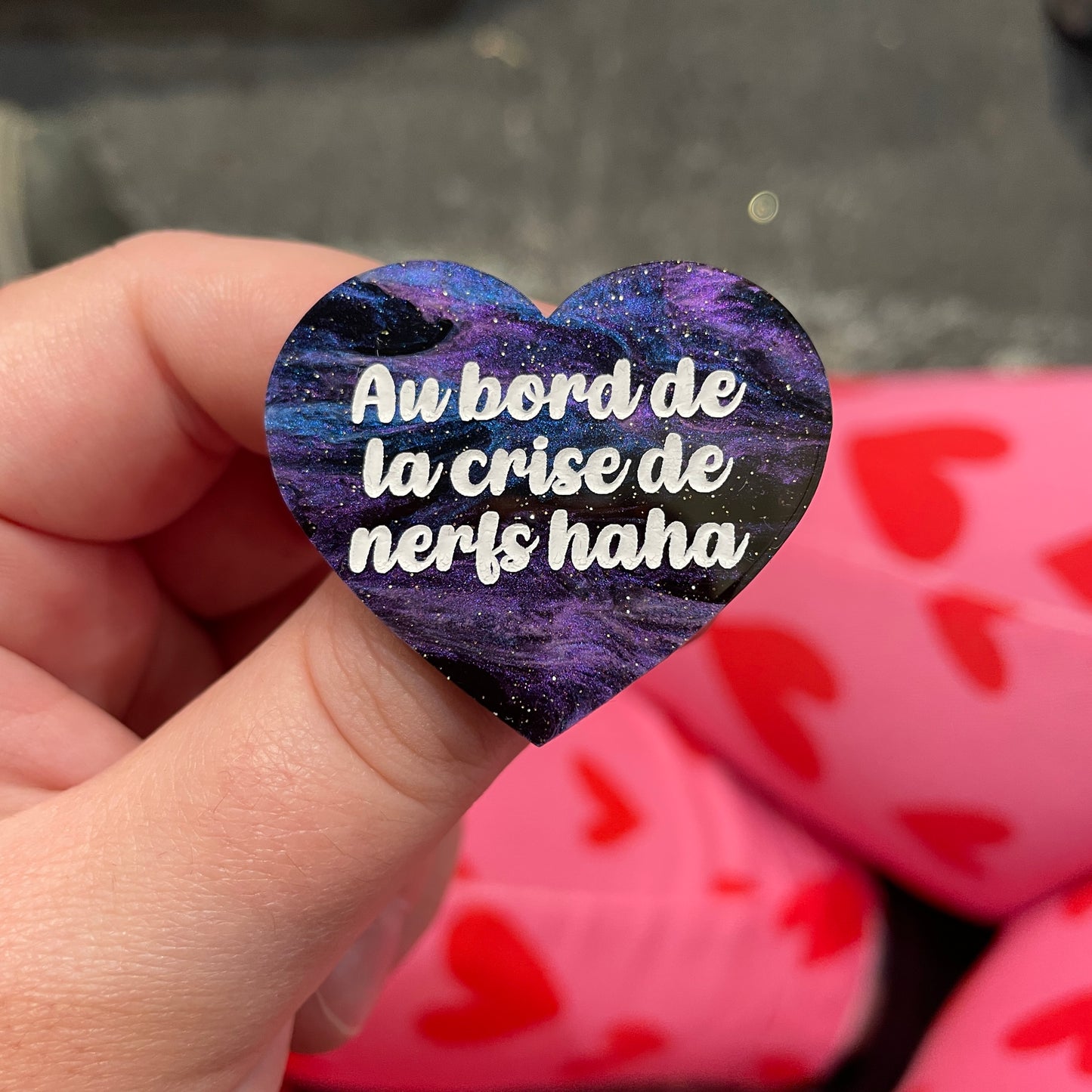 Broche "Au bord de la crise de nerfs haha" en acrylique marbrée bleue, noire et violette à paillettes