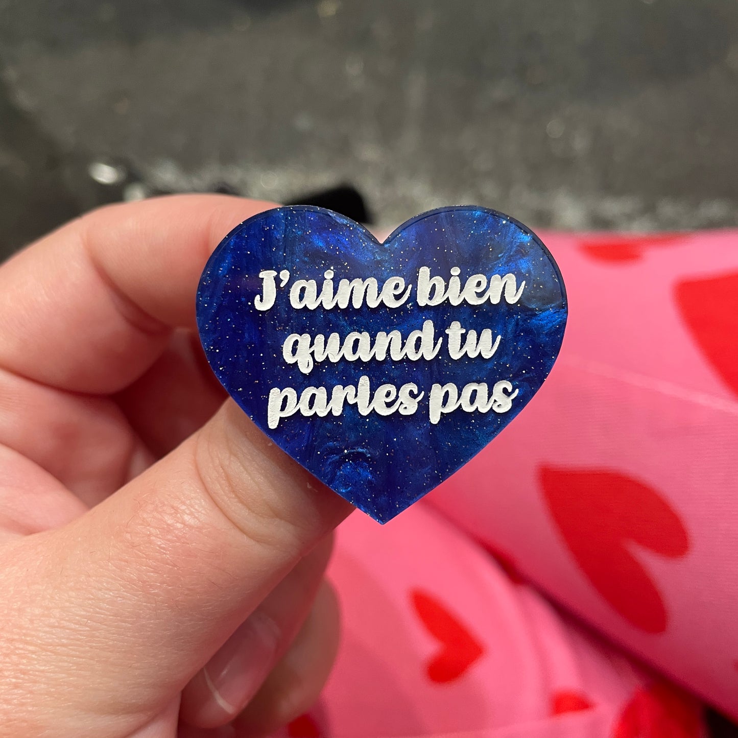 Broche "J’aime bien quand tu parles pas" en acrylique marbrée bleue à paillettes