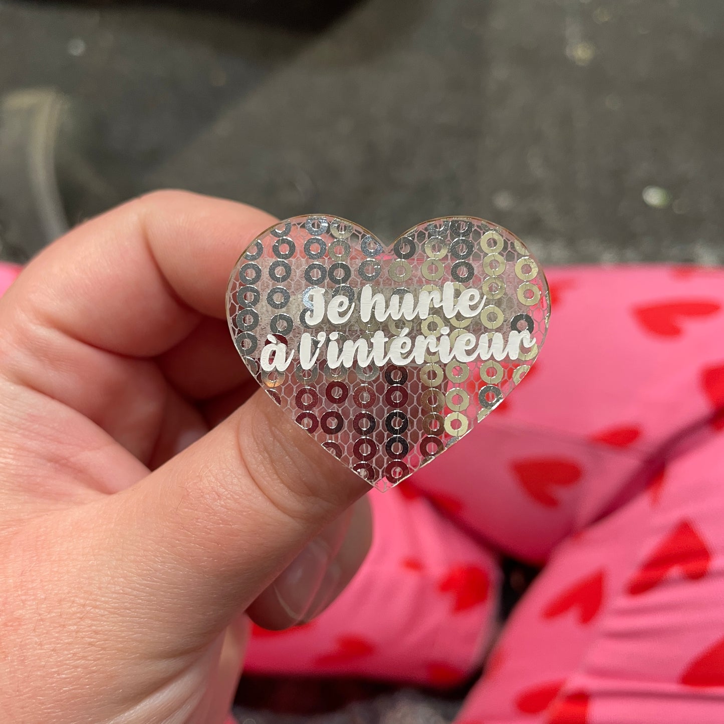 Broche "Je hurle à l’intérieur" en acrylique japonaise transparente avec des sequins argentés