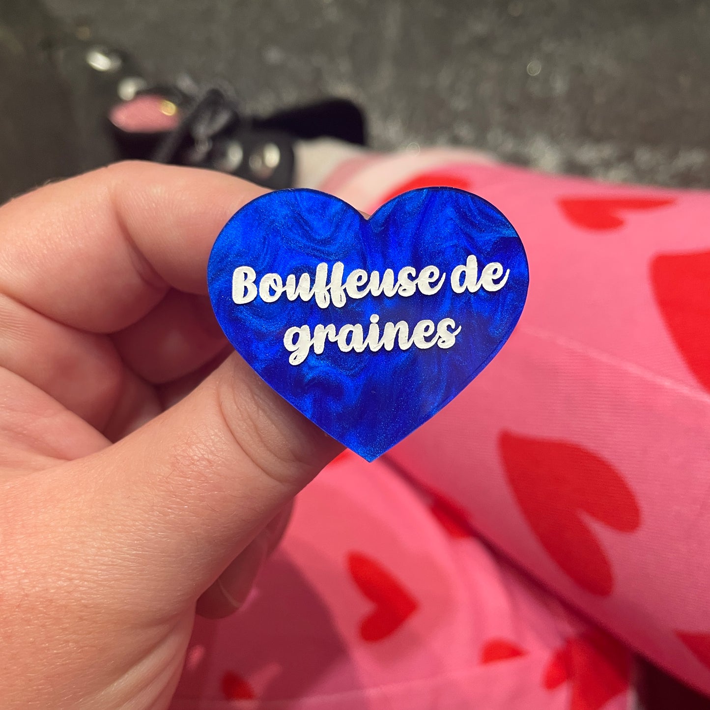 Broche "Bouffeuse de graines" en acrylique marbrée bleue