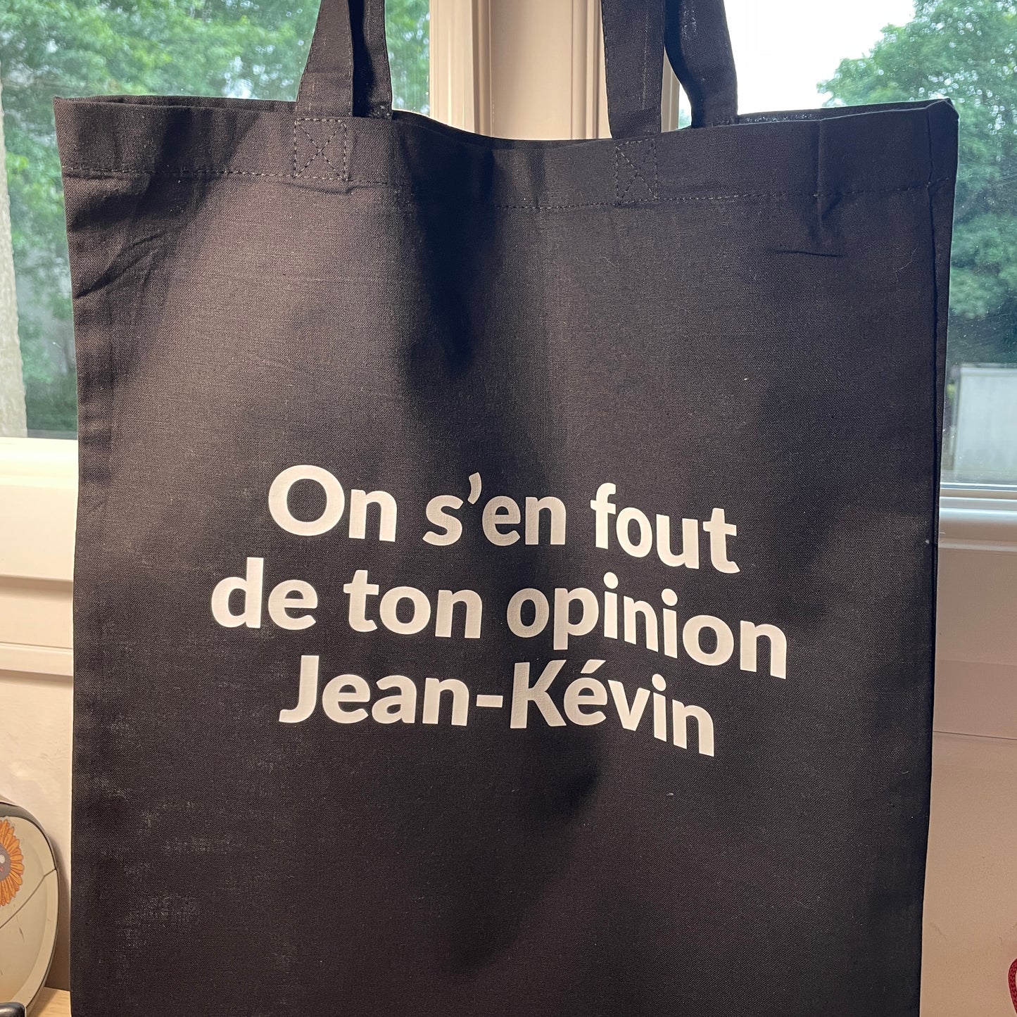 Tote bag en coton noir "On s'en fout de ton opinion Jean-Kévin"