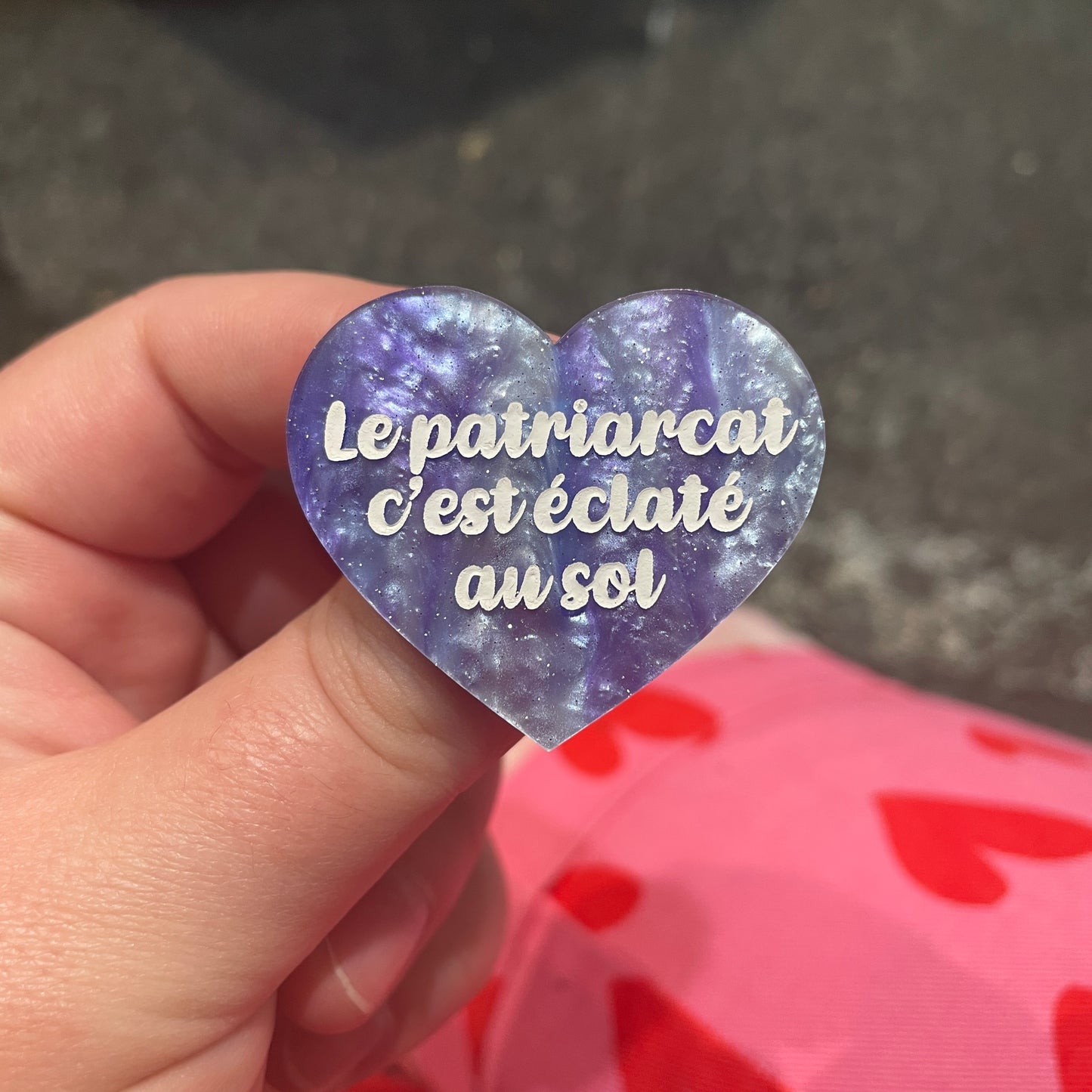 Broche "Le patriarcat c’est éclaté au sol" en acrylique marbrée bleue et violette à paillettes