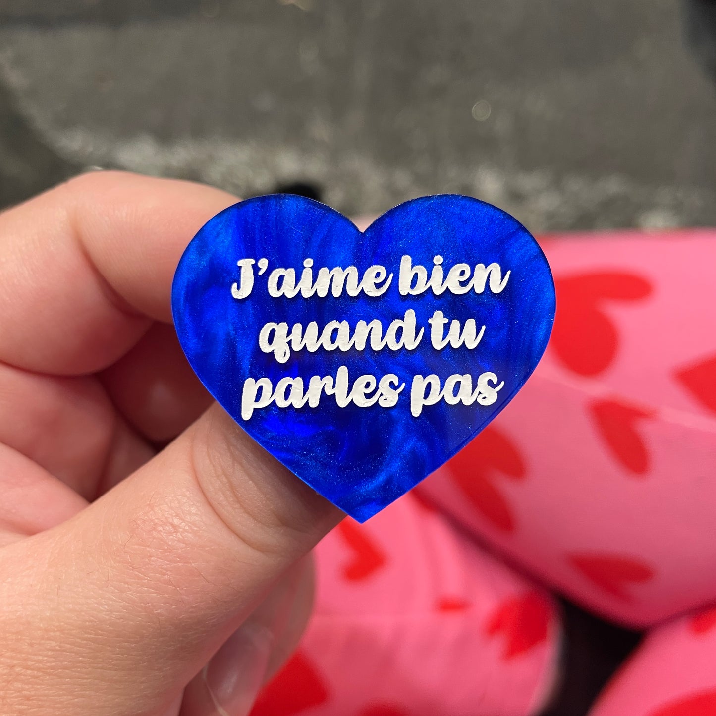 Broche "J’aime bien quand tu parles pas" en acrylique marbrée bleue