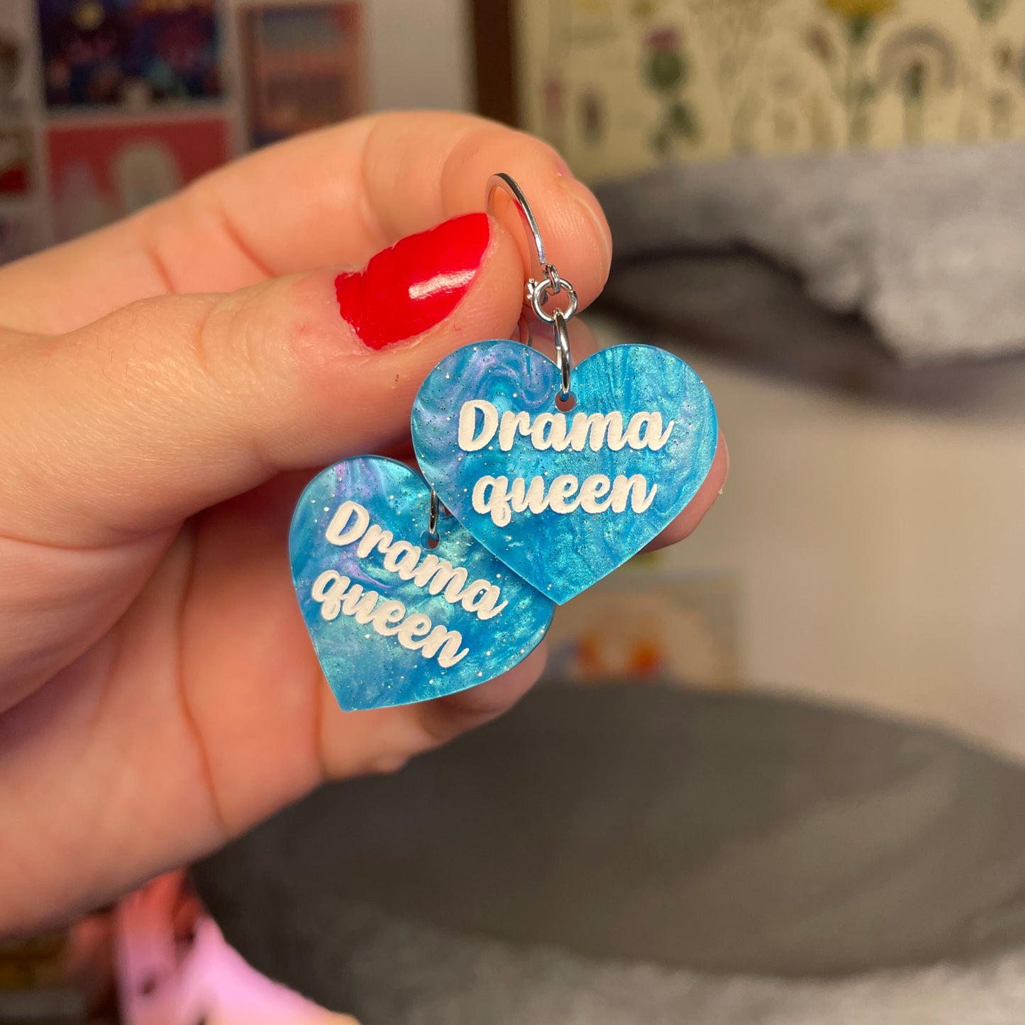 Petites boucles d'oreilles coeurs pendantes "Drama queen" en acrylique marbrée bleue à paillettes