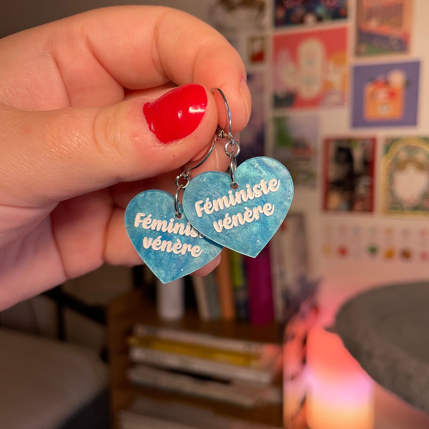 Petites boucles d'oreilles coeurs pendantes "Féministe vénère" en acrylique marbrée bleue à paillettes