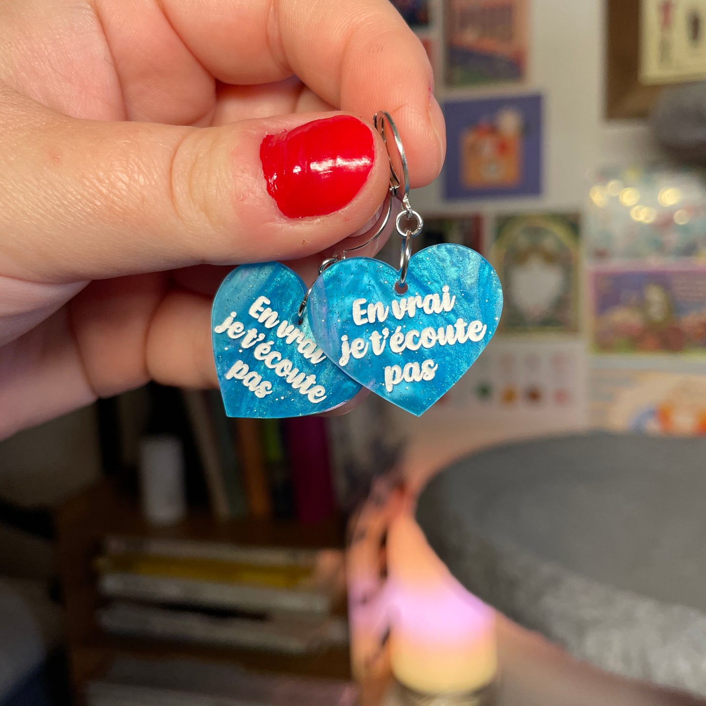 Petites boucles d'oreilles coeurs pendantes "En vrai je t'écoute pas" en acrylique marbrée bleue à paillettes