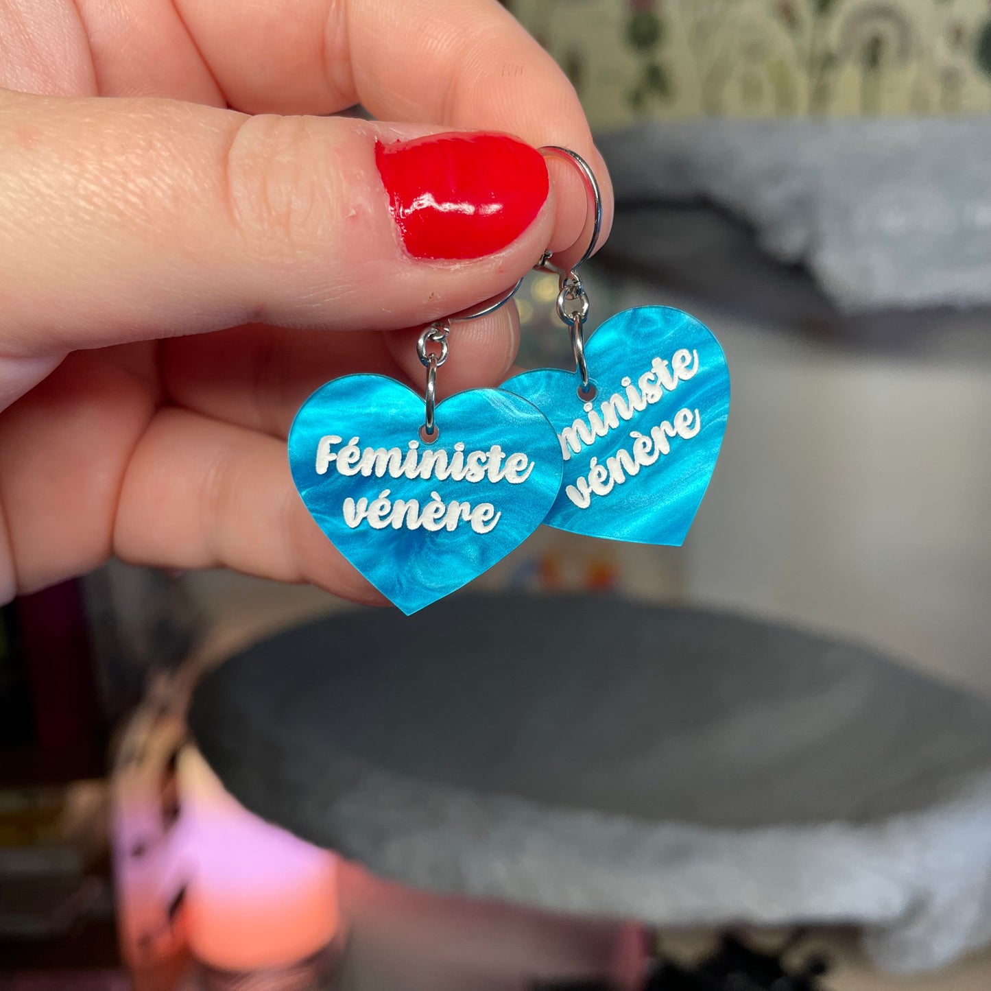 Petites boucles d'oreilles coeurs pendantes "Féministe vénère" en acrylique marbrée bleue