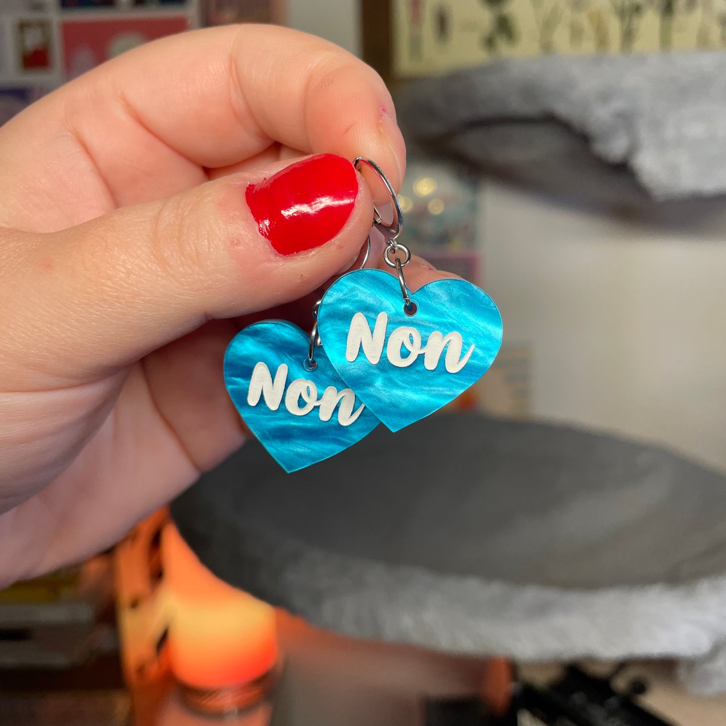 Petites boucles d'oreilles coeurs pendantes "Non" en acrylique marbrée bleue
