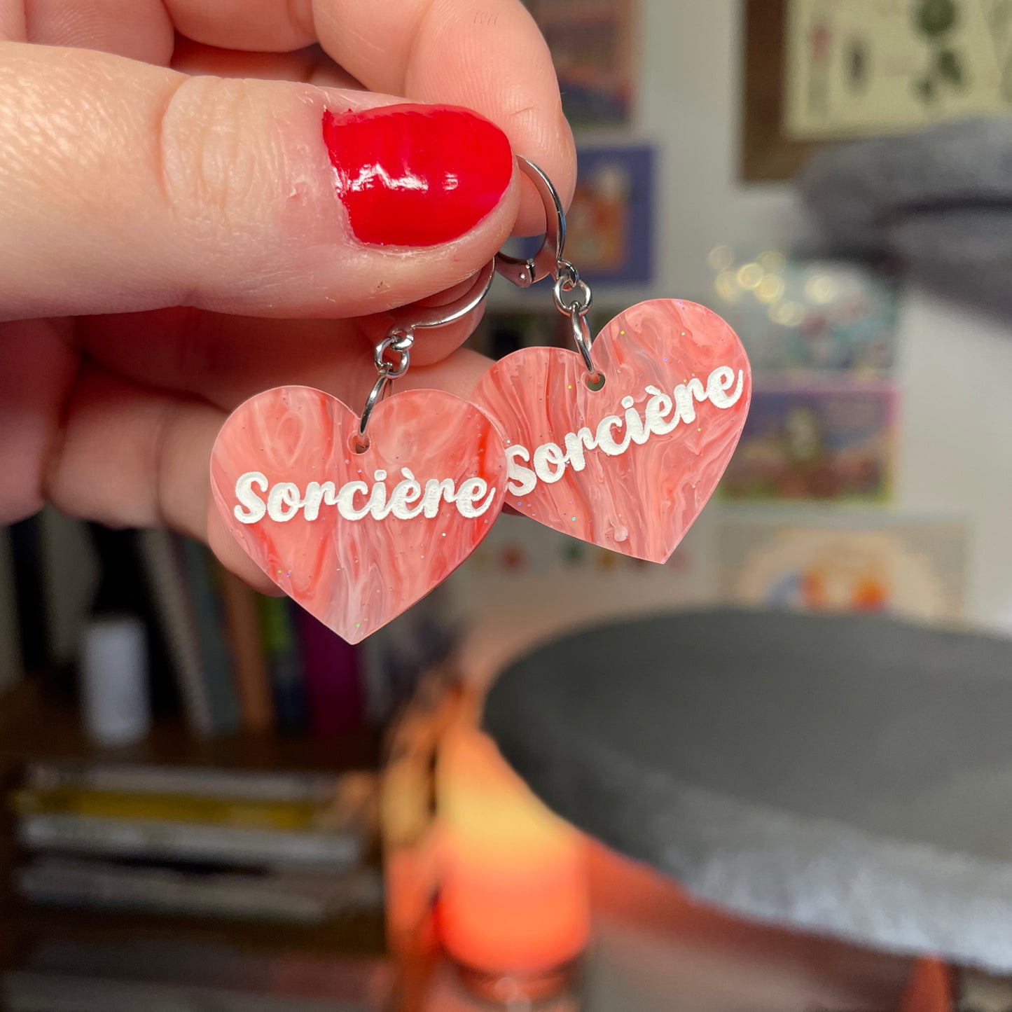 Petites boucles d'oreilles coeurs pendantes "Sorcière" en acrylique marbrée rouge et rose à paillettes