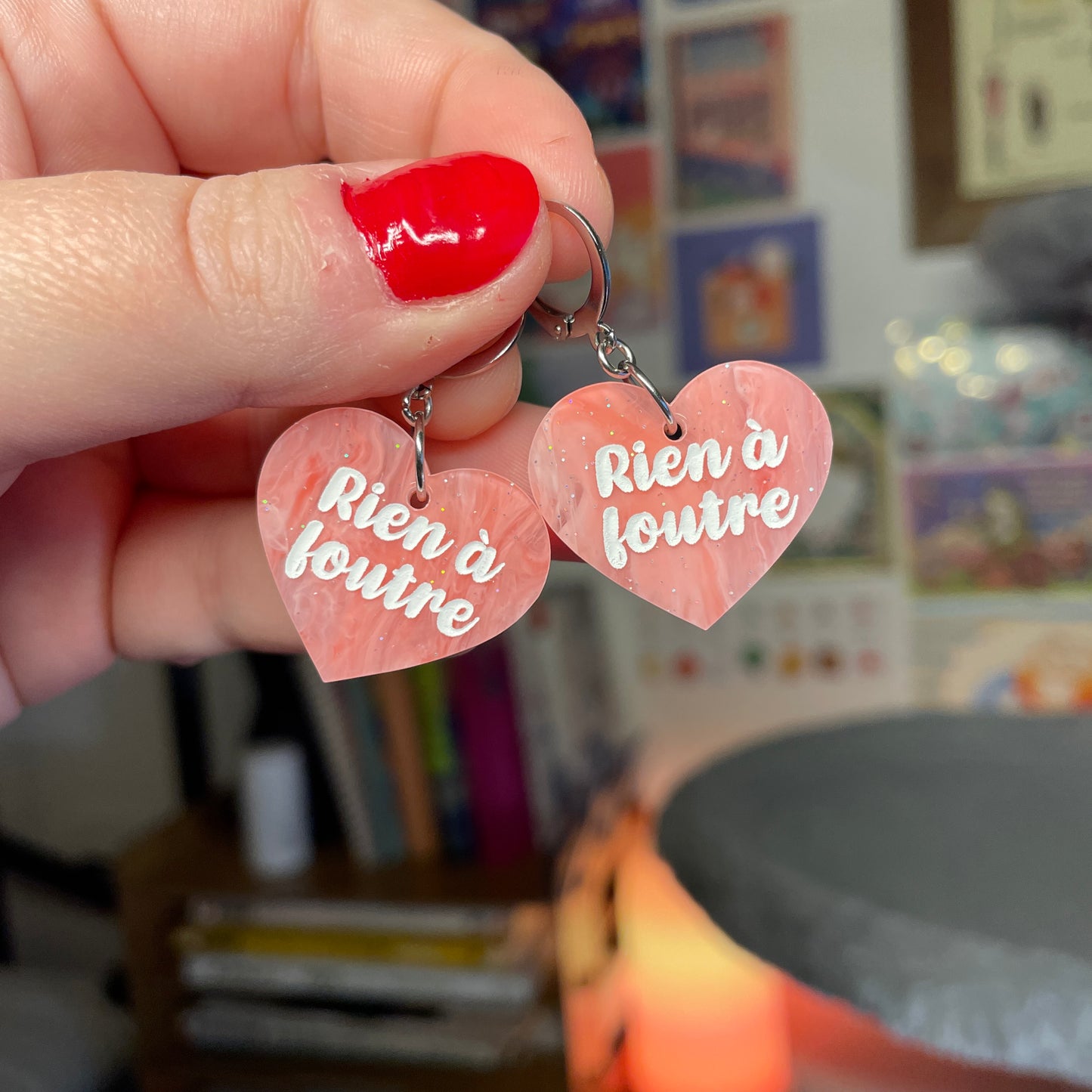 Petites boucles d'oreilles coeurs pendantes "Rien à foutre" en acrylique marbrée rouge et rose à paillettes