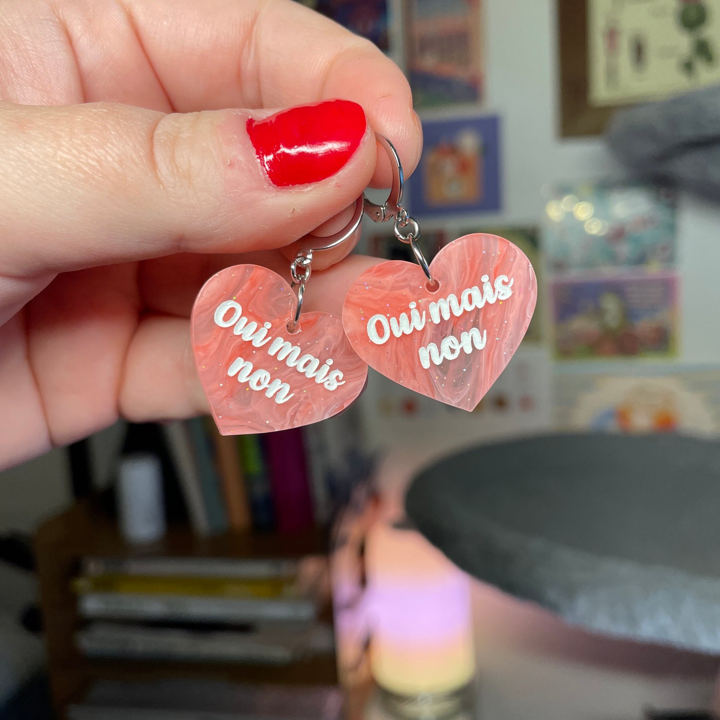 Petites boucles d'oreilles coeurs pendantes "Oui mais non" en acrylique marbrée rouge et rose à paillettes