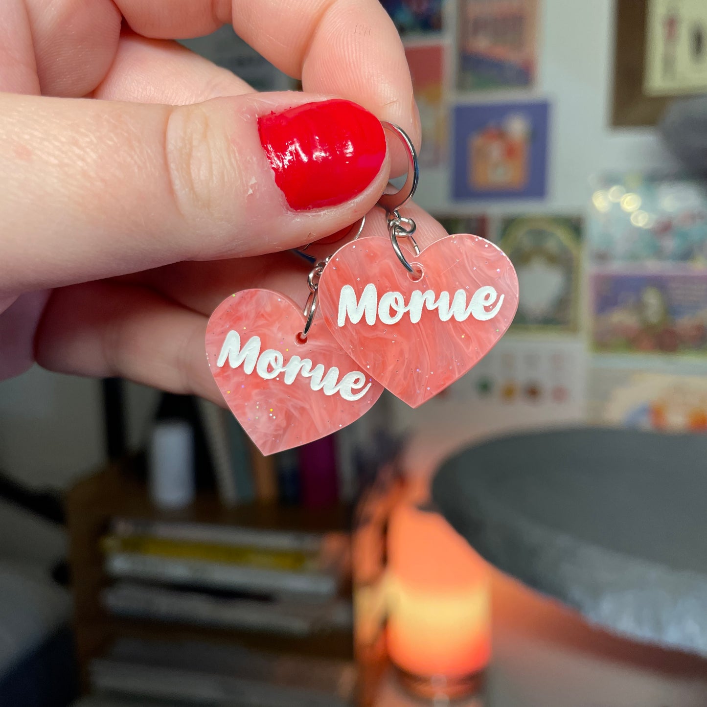 Petites boucles d'oreilles coeurs pendantes "Morue" en acrylique marbrée rouge et rose à paillettes