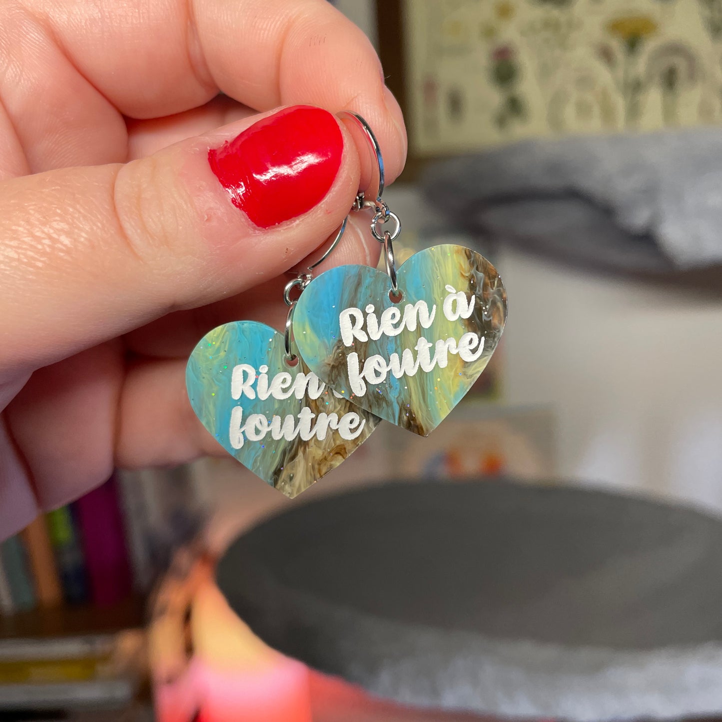 Petites boucles d'oreilles coeurs pendantes "Rien à foutre" en acrylique marbrée bleue et marron