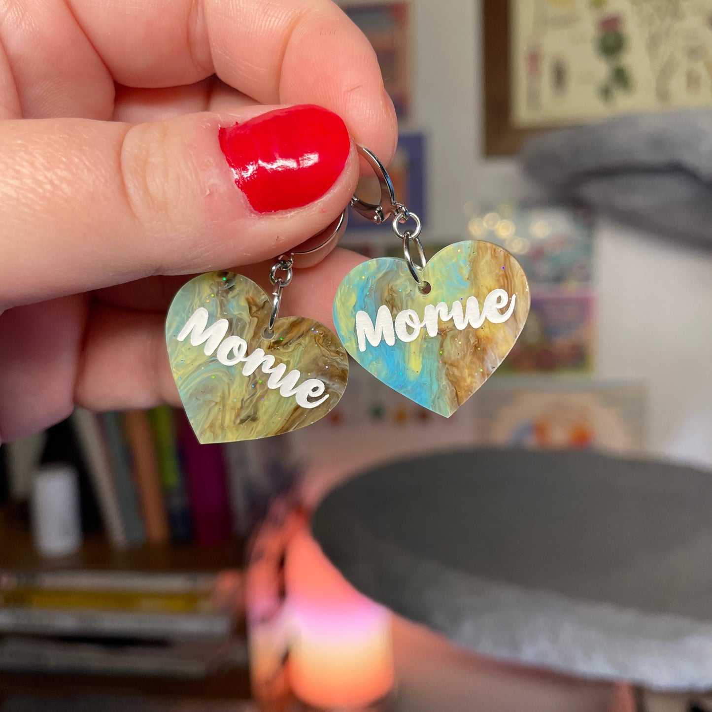 Petites boucles d'oreilles coeurs pendantes "Morue" en acrylique marbrée bleue et marron