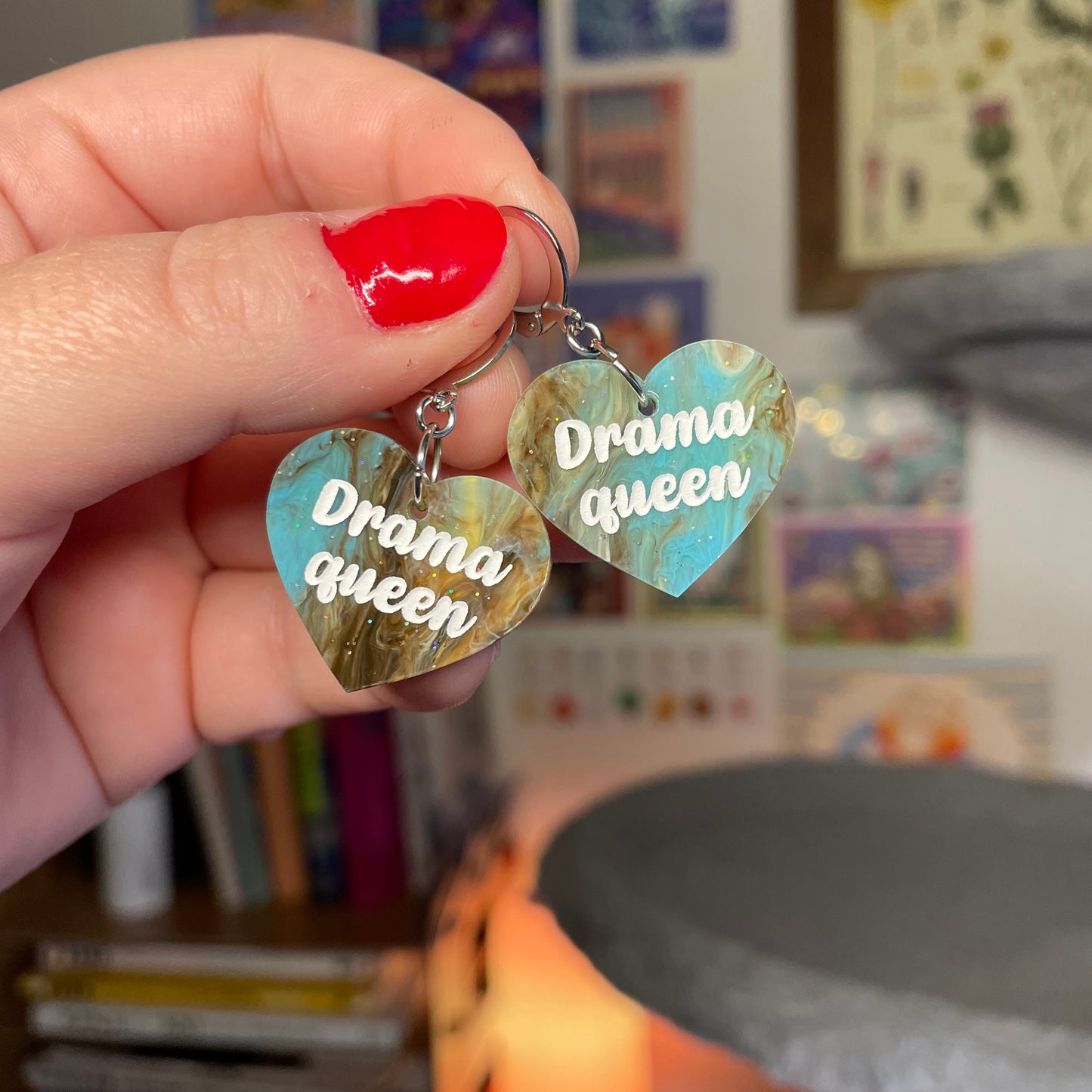 Petites boucles d'oreilles coeurs pendantes "Drama queen" en acrylique marbrée bleue et marron