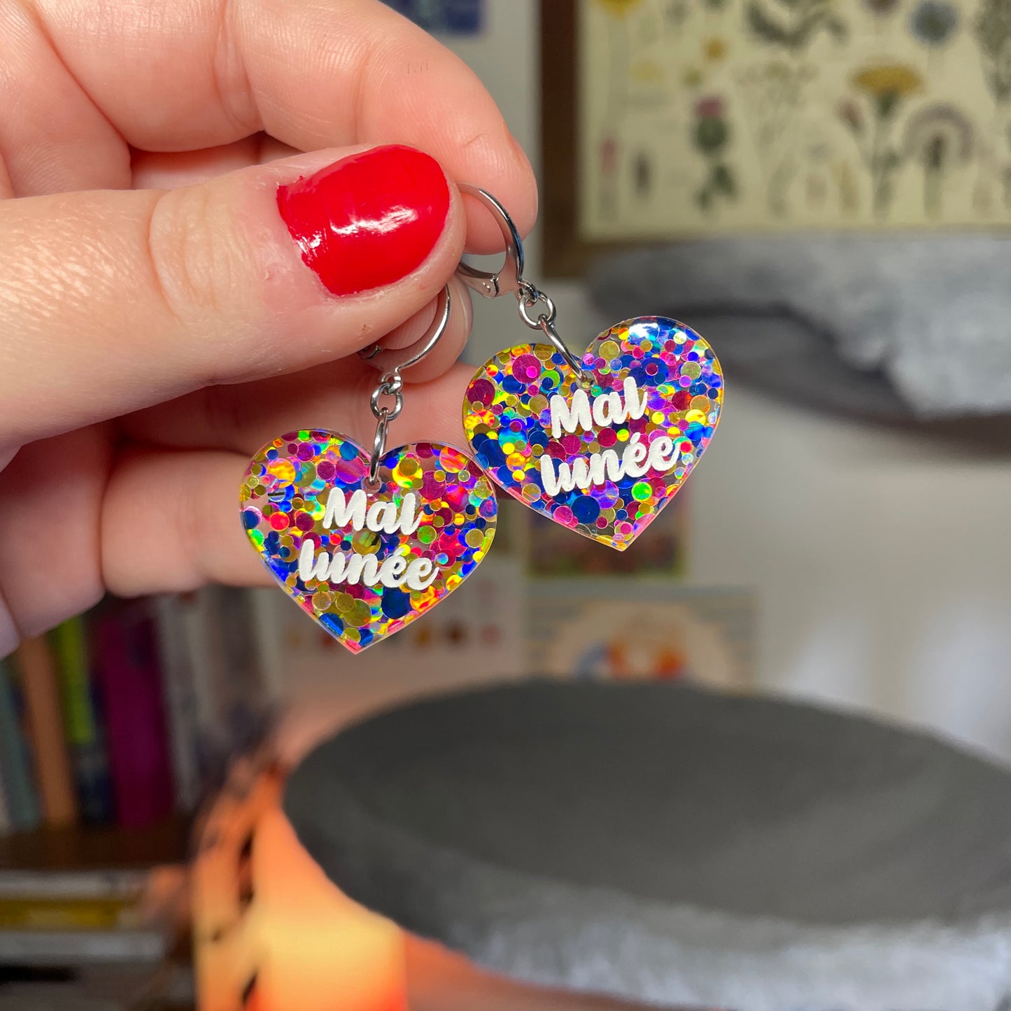 Petites boucles d'oreilles coeurs pendantes "Mal lunée" en acrylique semi transparente avec des pois bleus, jaunes et roses