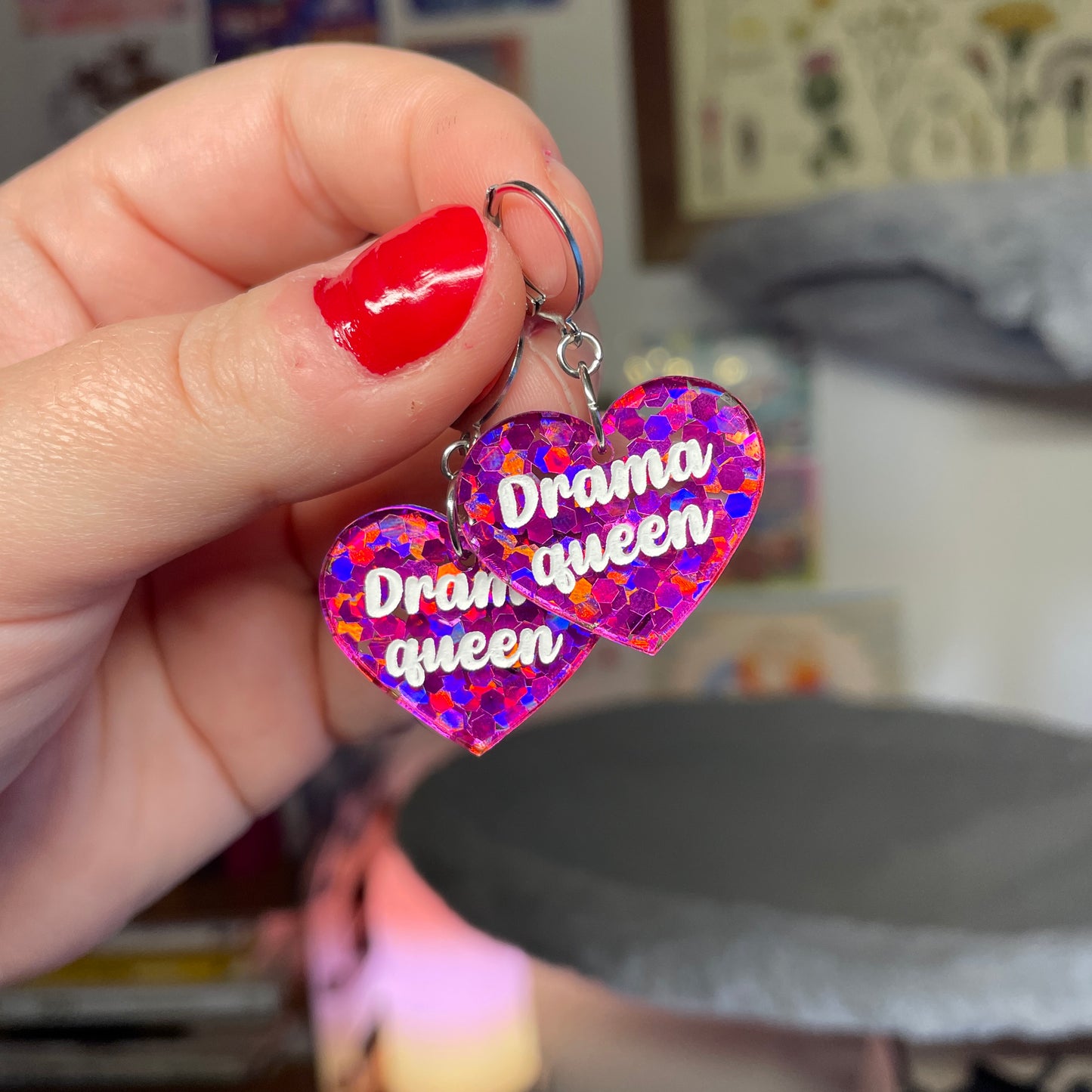 Petites boucles d'oreilles coeurs pendantes "Drama queen" en acrylique semi transparente avec des confettis fuchsia