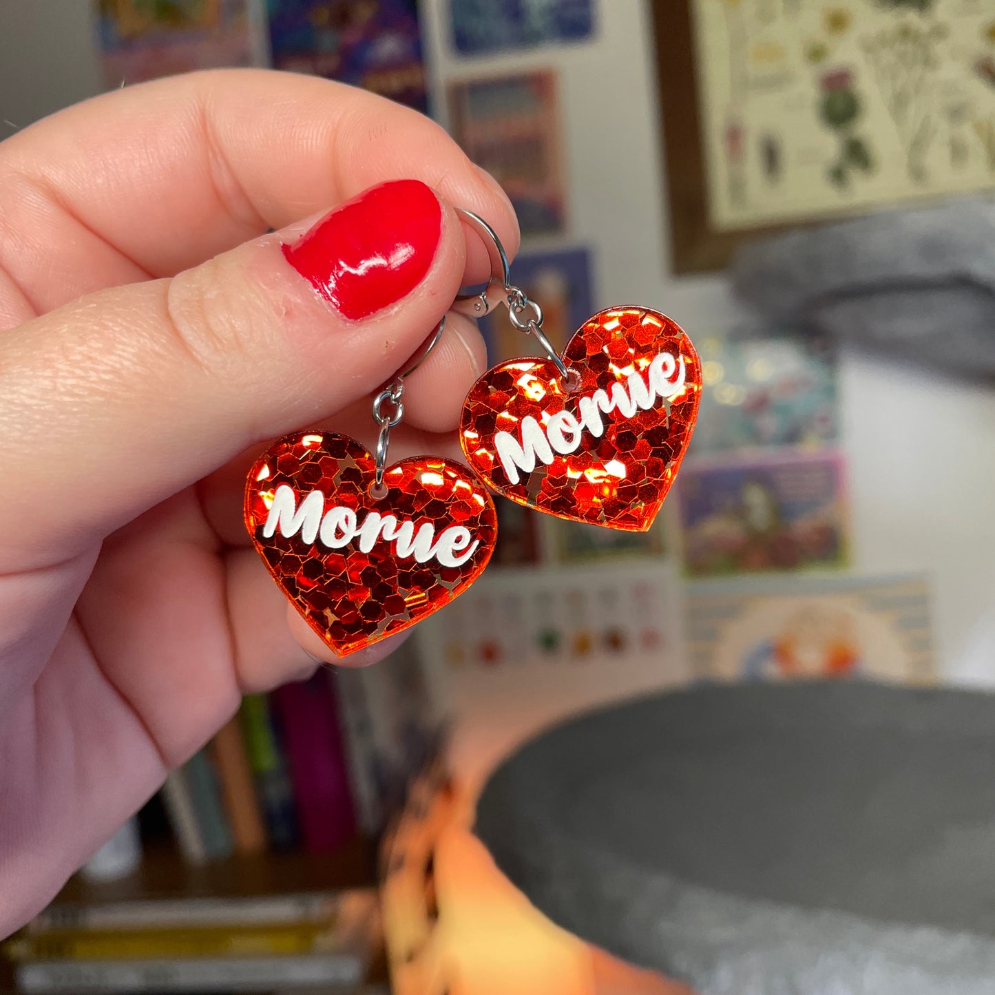 Petites boucles d'oreilles coeurs pendantes "Morue" en acrylique semi transparente avec des confettis rouges