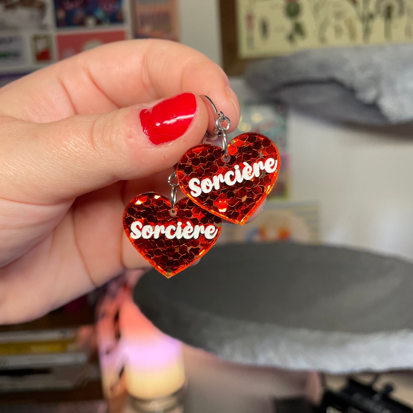 Petites boucles d'oreilles coeurs pendantes "Sorcière" en acrylique semi transparente avec des confettis rouges
