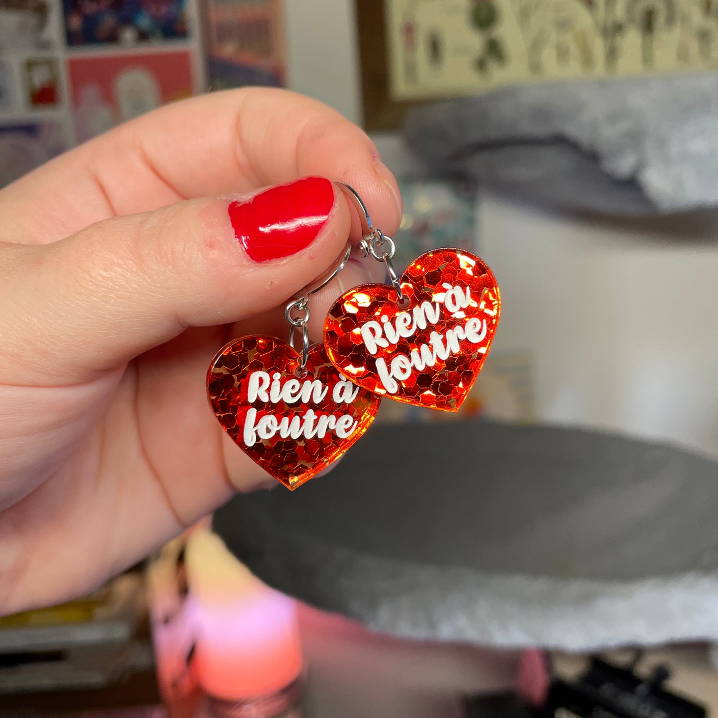 Petites boucles d'oreilles coeurs pendantes "Rien à foutre" en acrylique semi transparente avec des confettis rouges