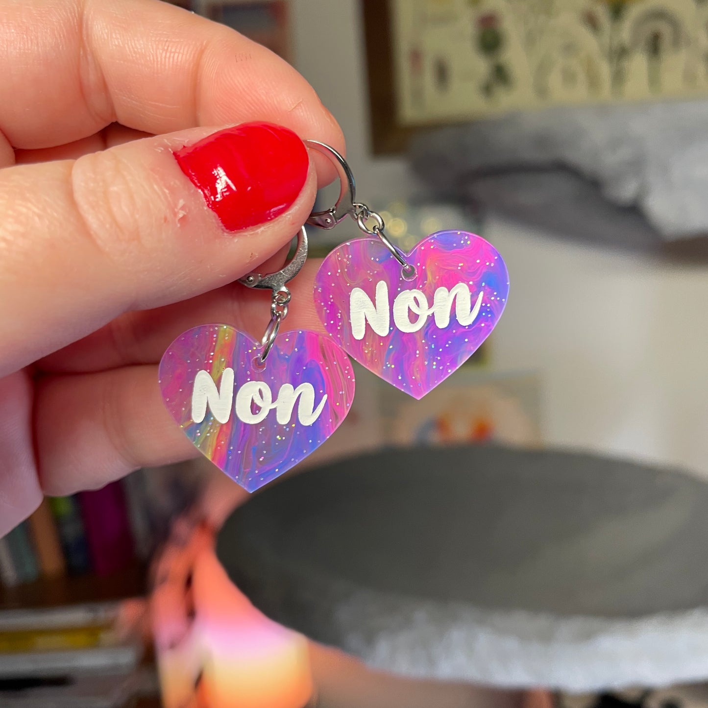 Petites boucles d'oreilles coeurs pendantes "Non" en acrylique marbrée multicolore