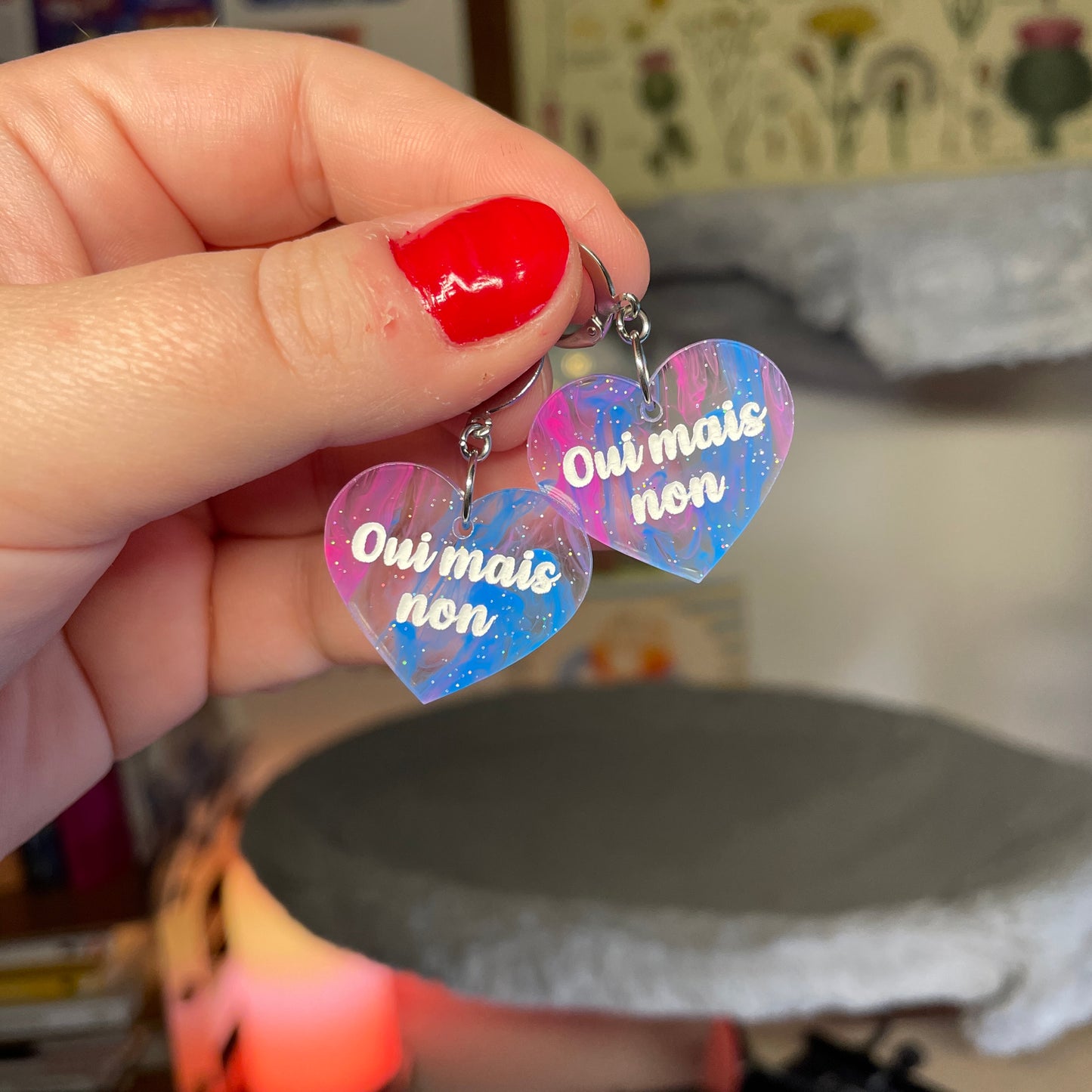 Petites boucles d'oreilles coeurs pendantes "Oui mais non" en acrylique marbrée multicolore