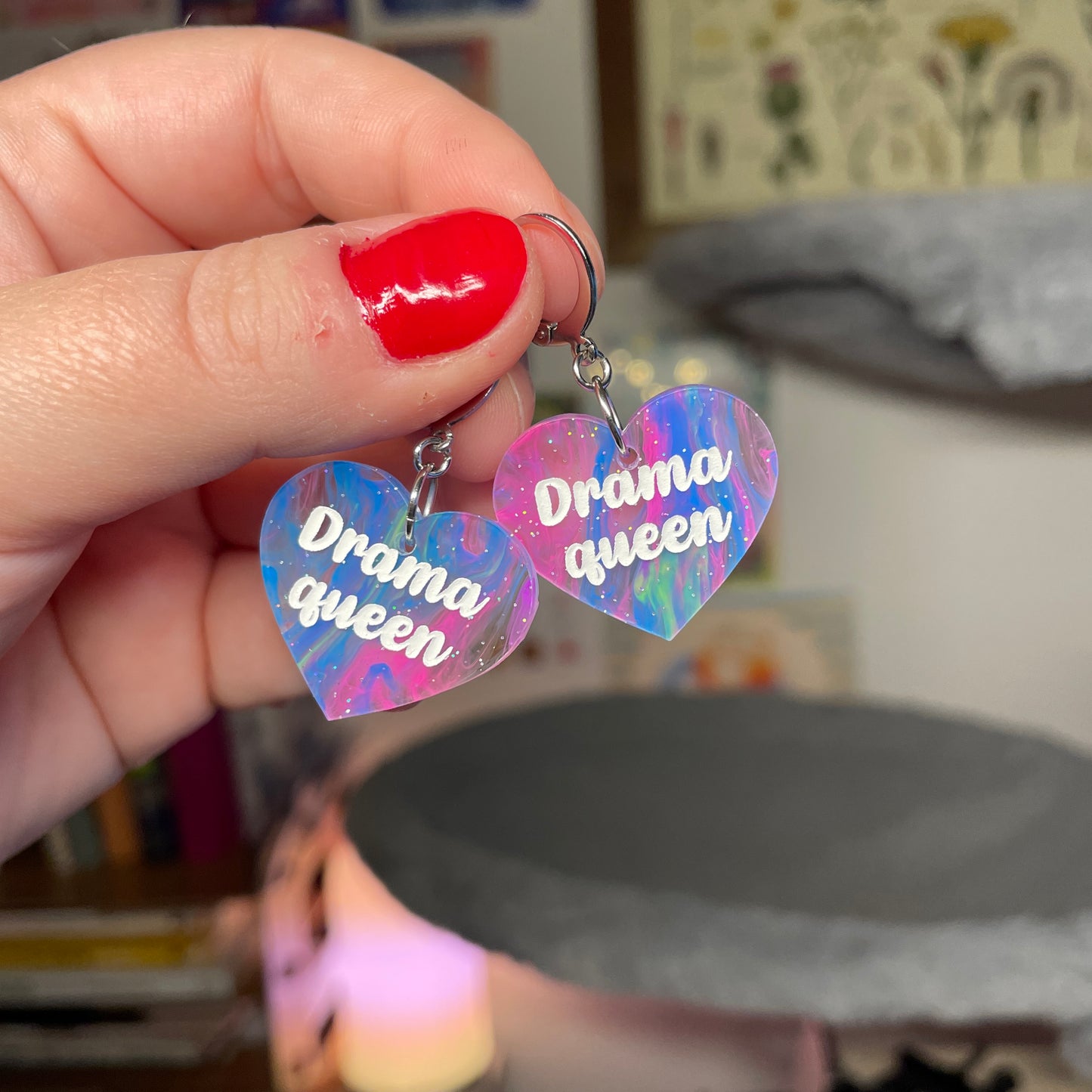 Petites boucles d'oreilles coeurs pendantes "Drama queen" en acrylique marbrée multicolore