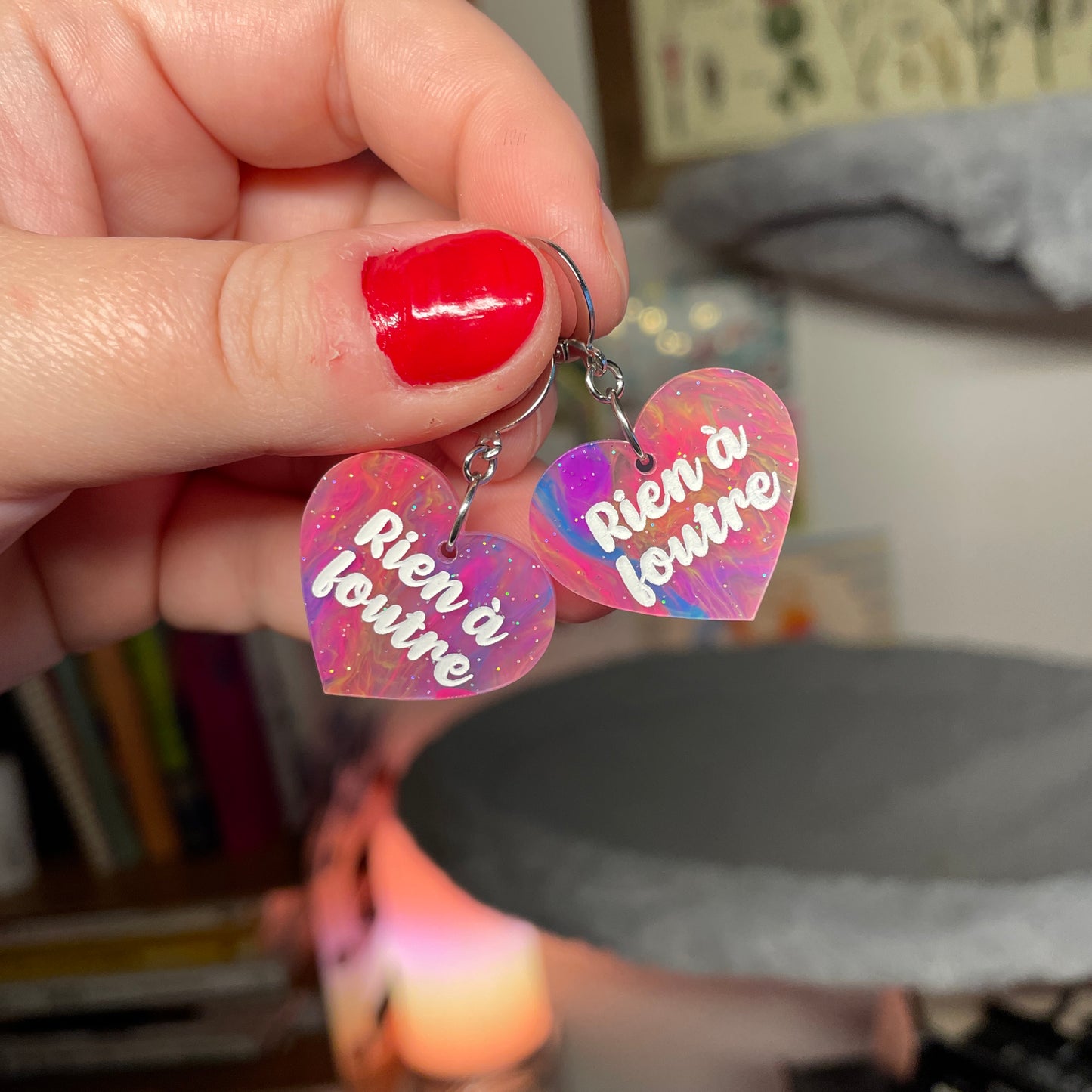 Petites boucles d'oreilles coeurs pendantes "Rien à foutre" en acrylique marbrée multicolore