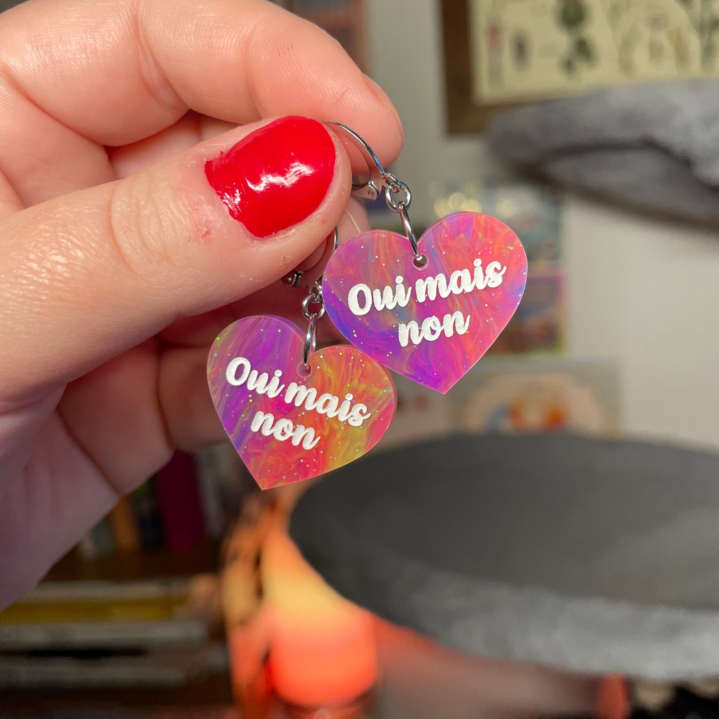 Petites boucles d'oreilles coeurs pendantes "Oui mais non" en acrylique marbrée multicolore