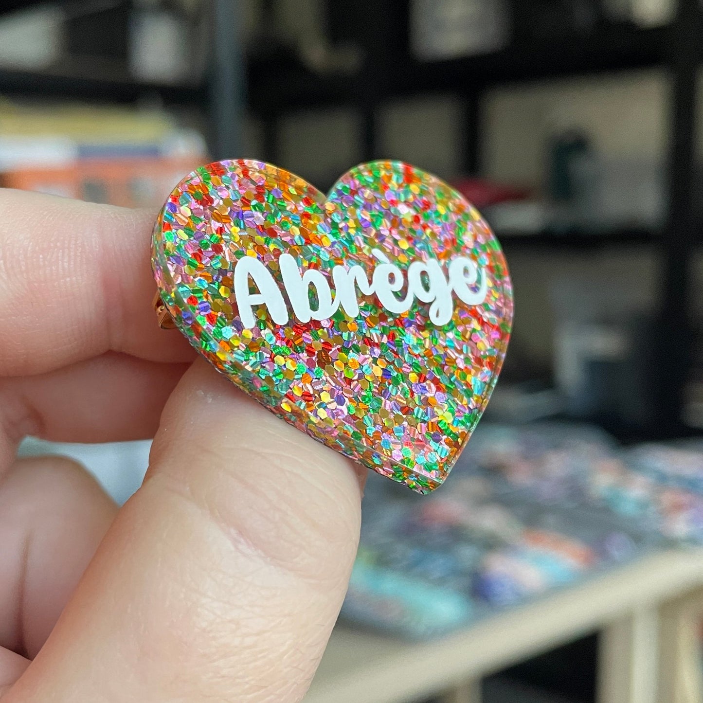 Broche "Abrège" en acrylique avec des pois multicolores