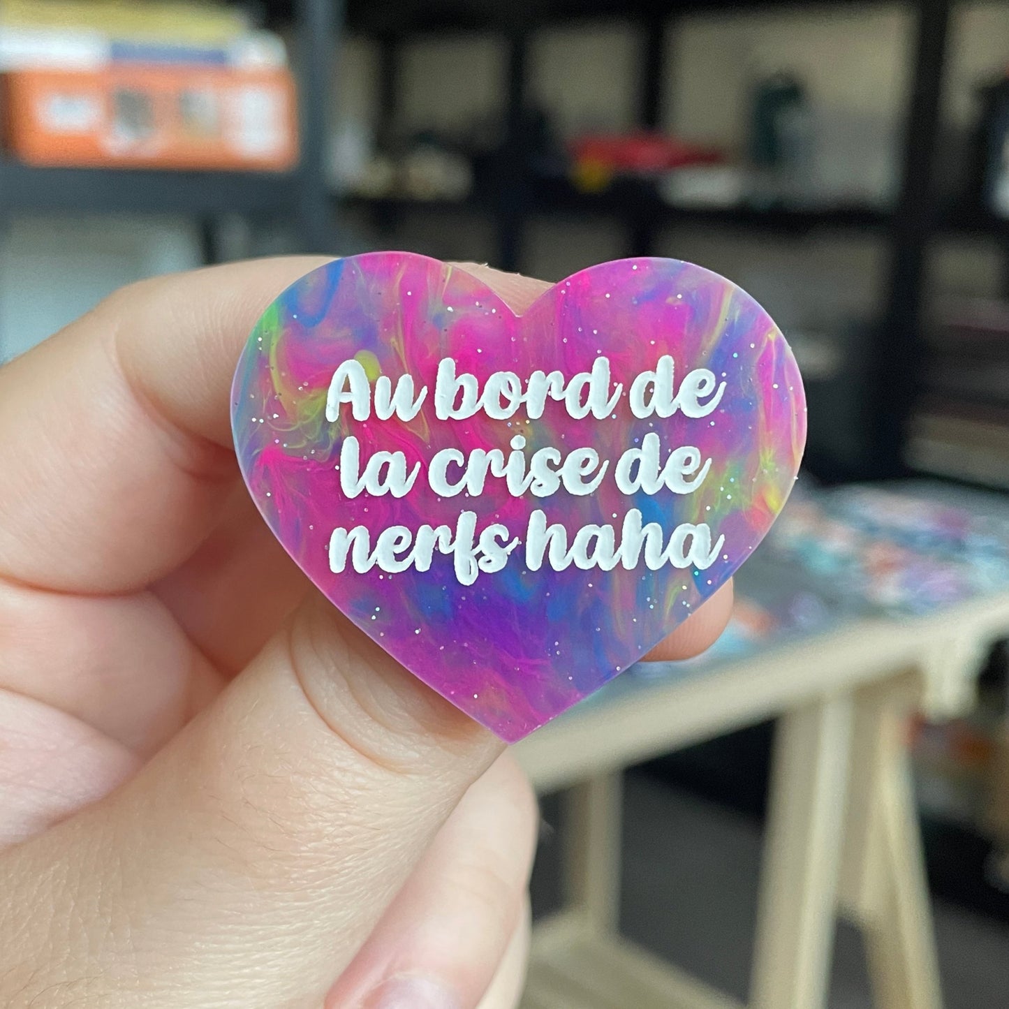 Broche "Au bord de la crise de nerfs haha" en acrylique marbrée semi-transparente multicolores