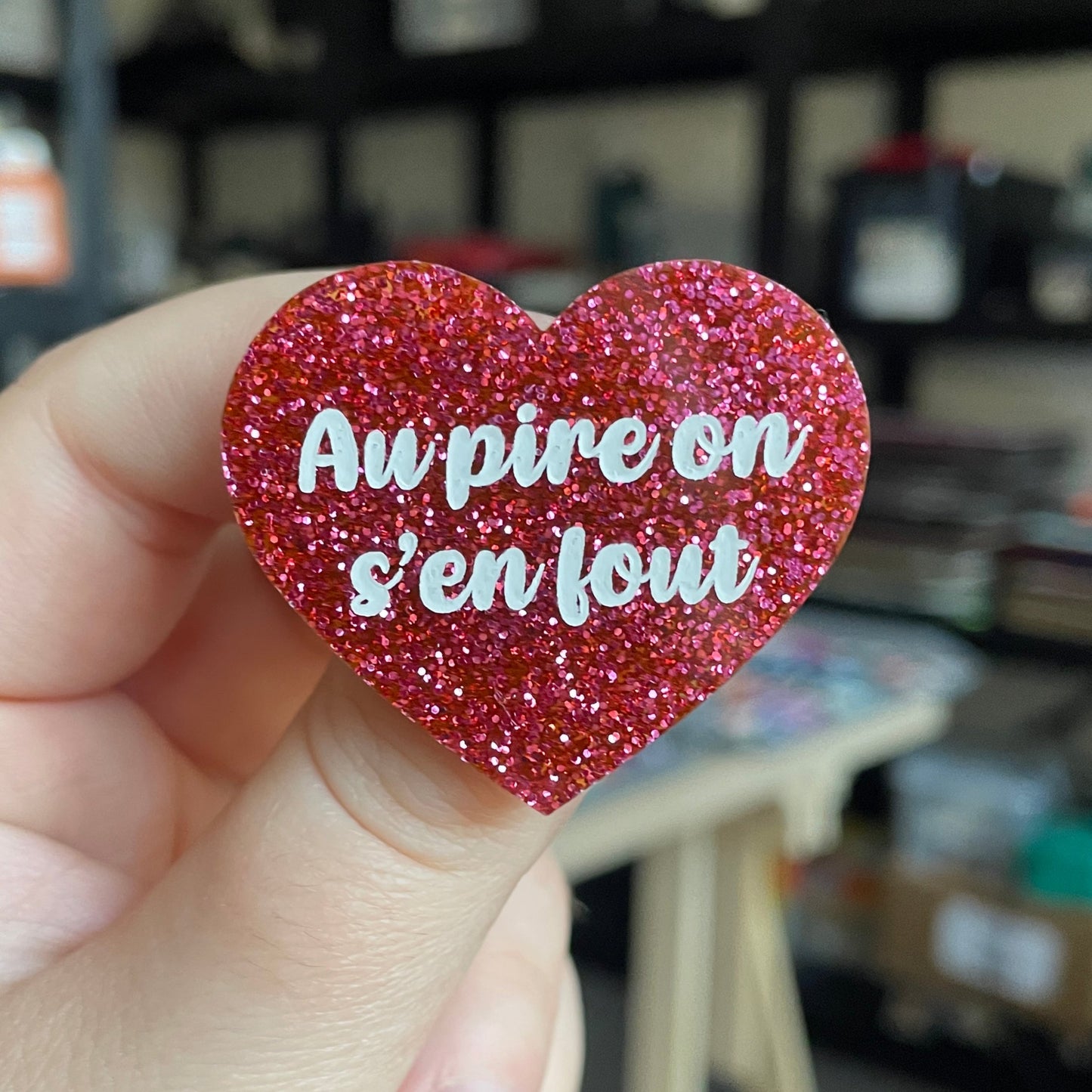 Broche "Au pire on s'en fout" en acrylique à paillettes magenta
