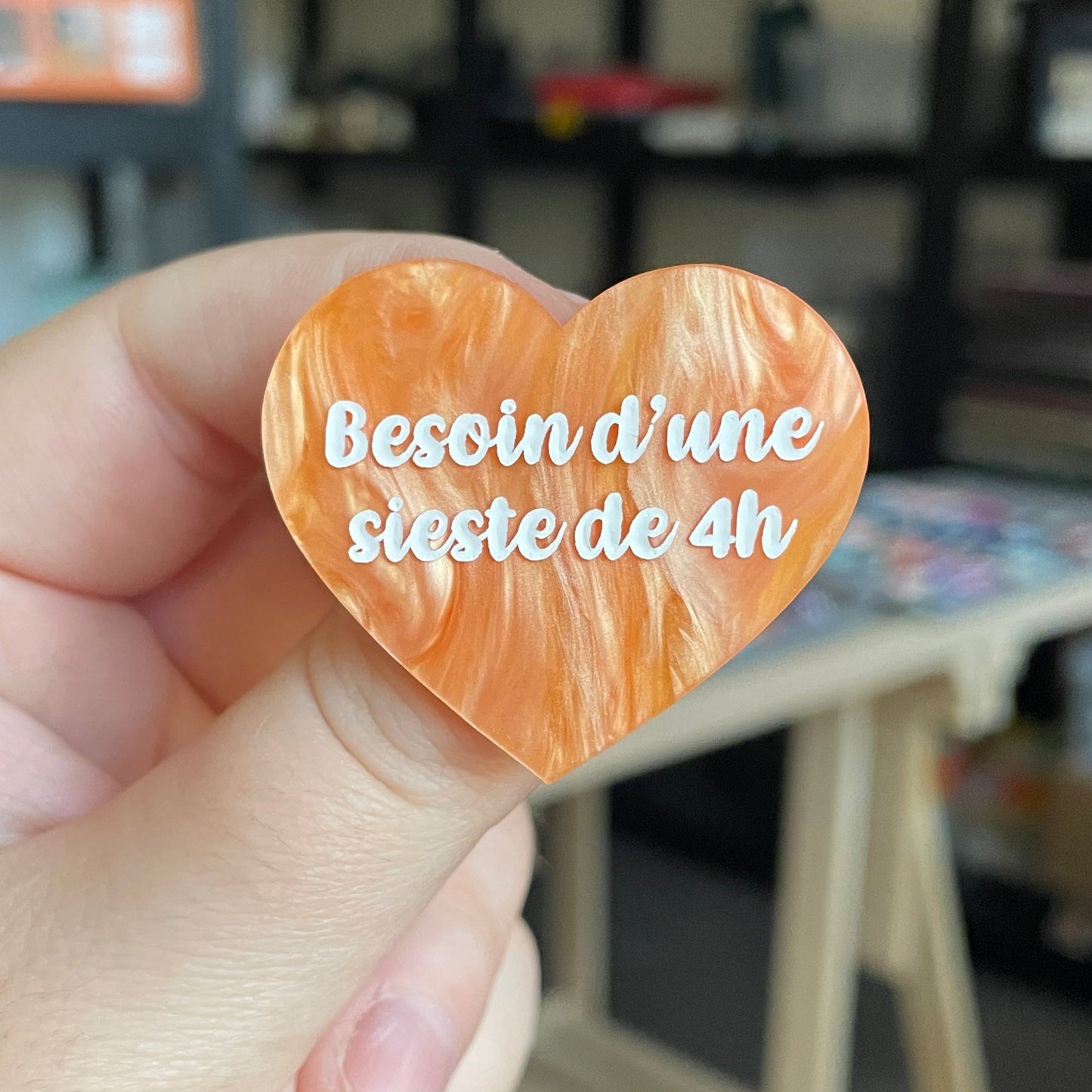 Broche "Besoin d'une sieste de 4h" en acrylique marbrée orange