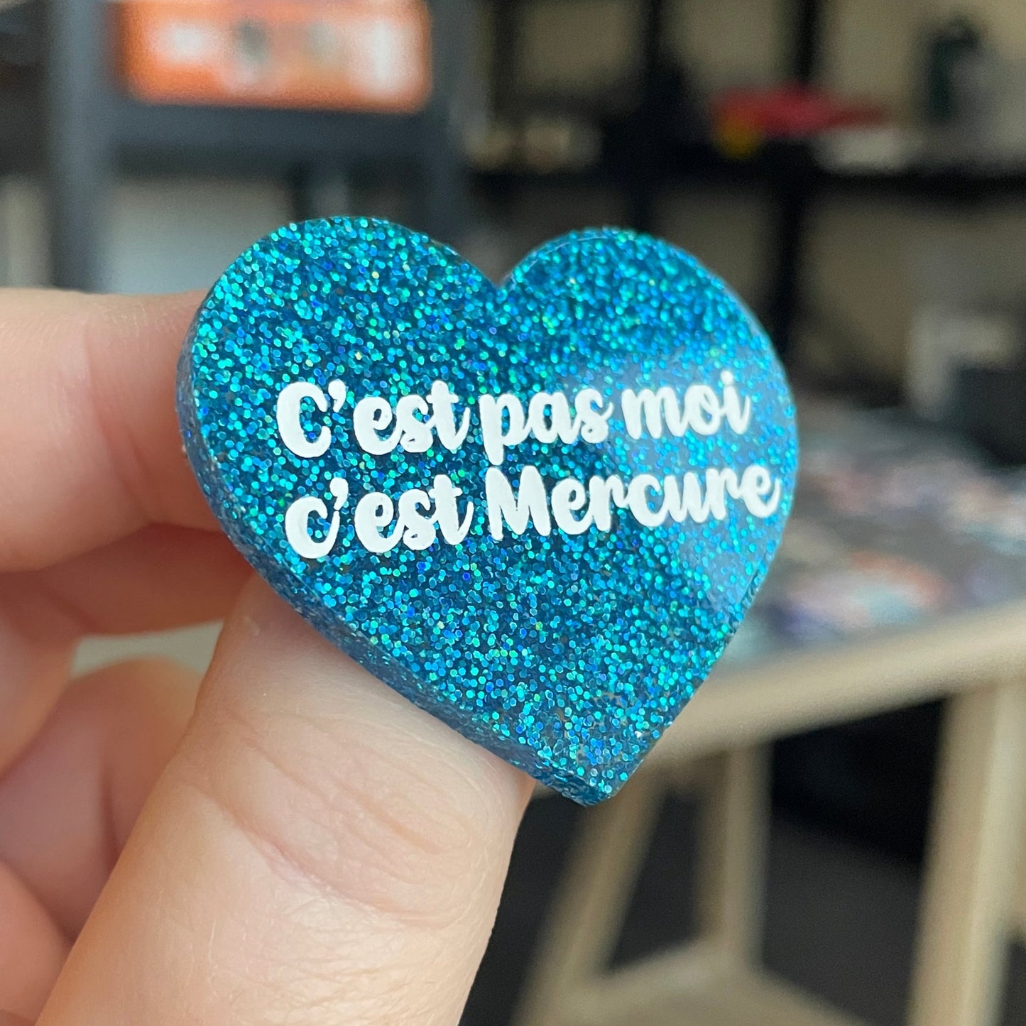 Broche "C'est pas moi, c'est Mercure" en acrylique à paillettes bleues
