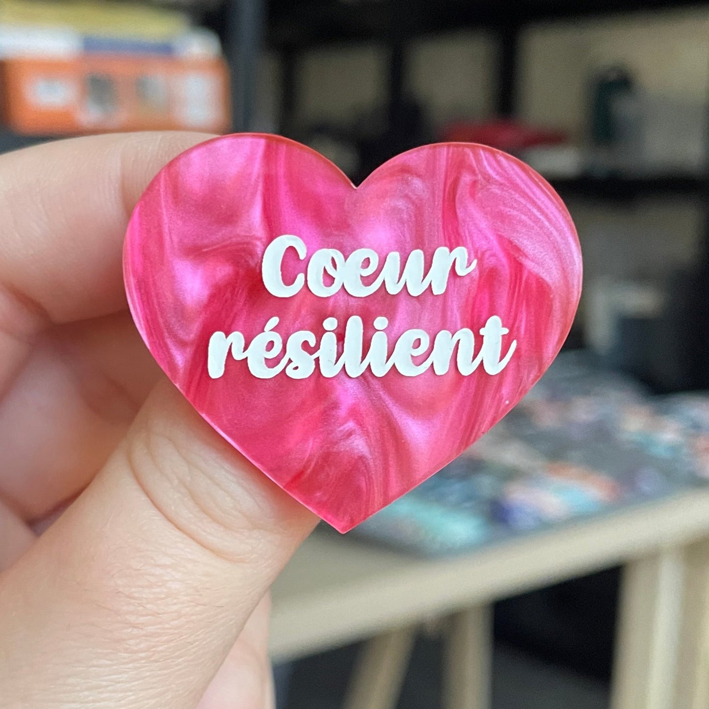 Broche "Coeur résilient" en acrylique marbrée rose