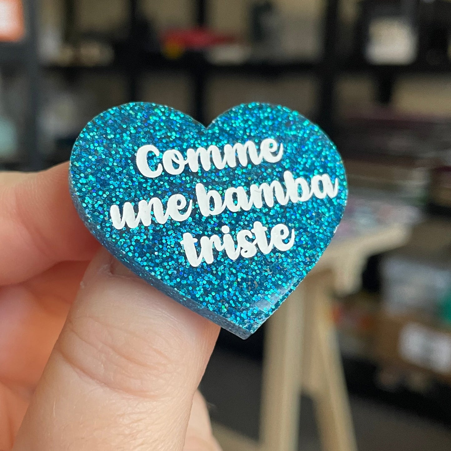Broche "Comme une bamba triste" en acrylique à paillettes bleues