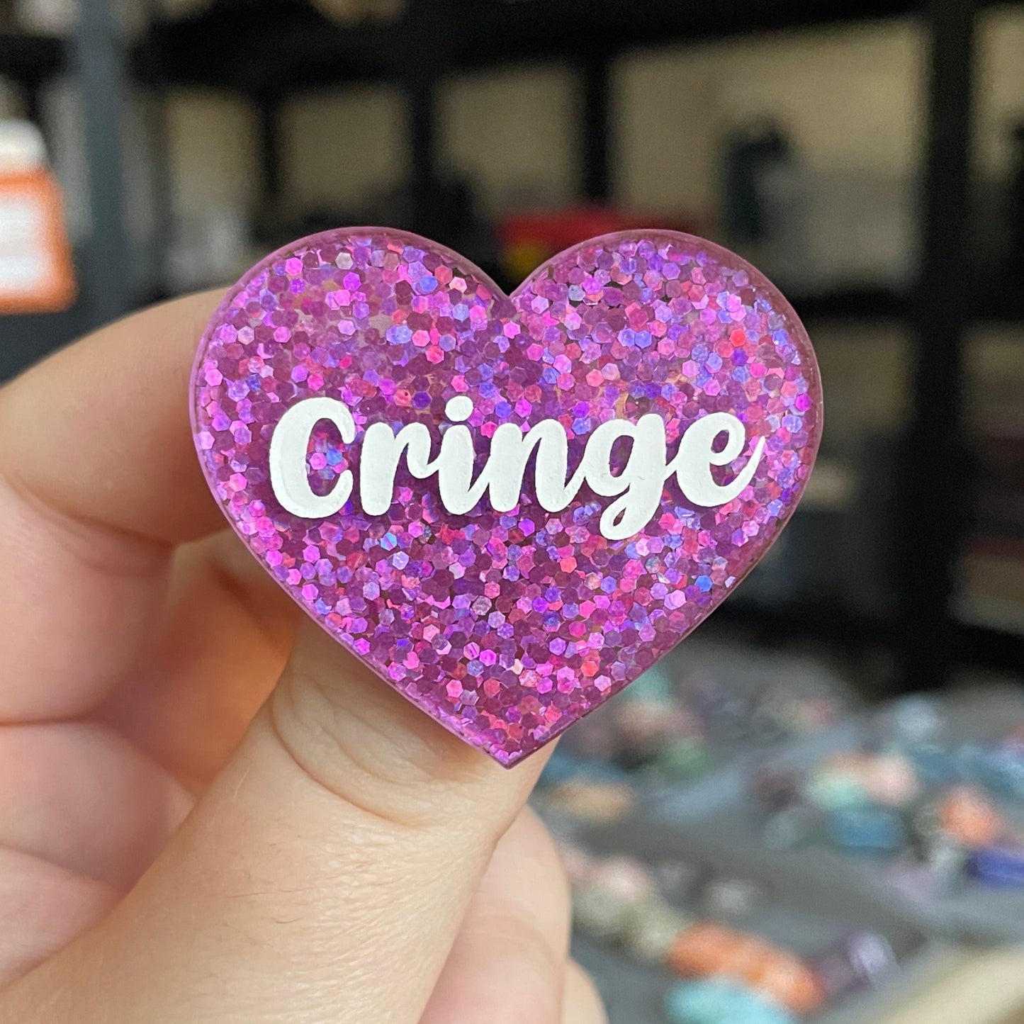 Broche "Cringe" en acrylique à paillettes violettes