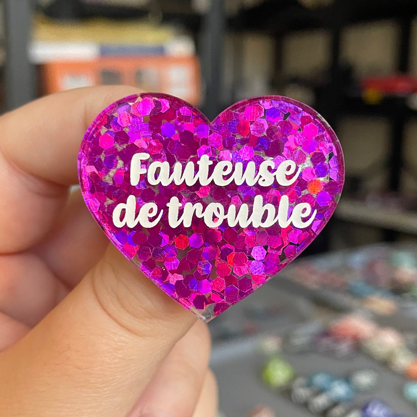 Broche "Fauteuse de troubles" en acrylique semi-transparente avec des confettis fuchsia