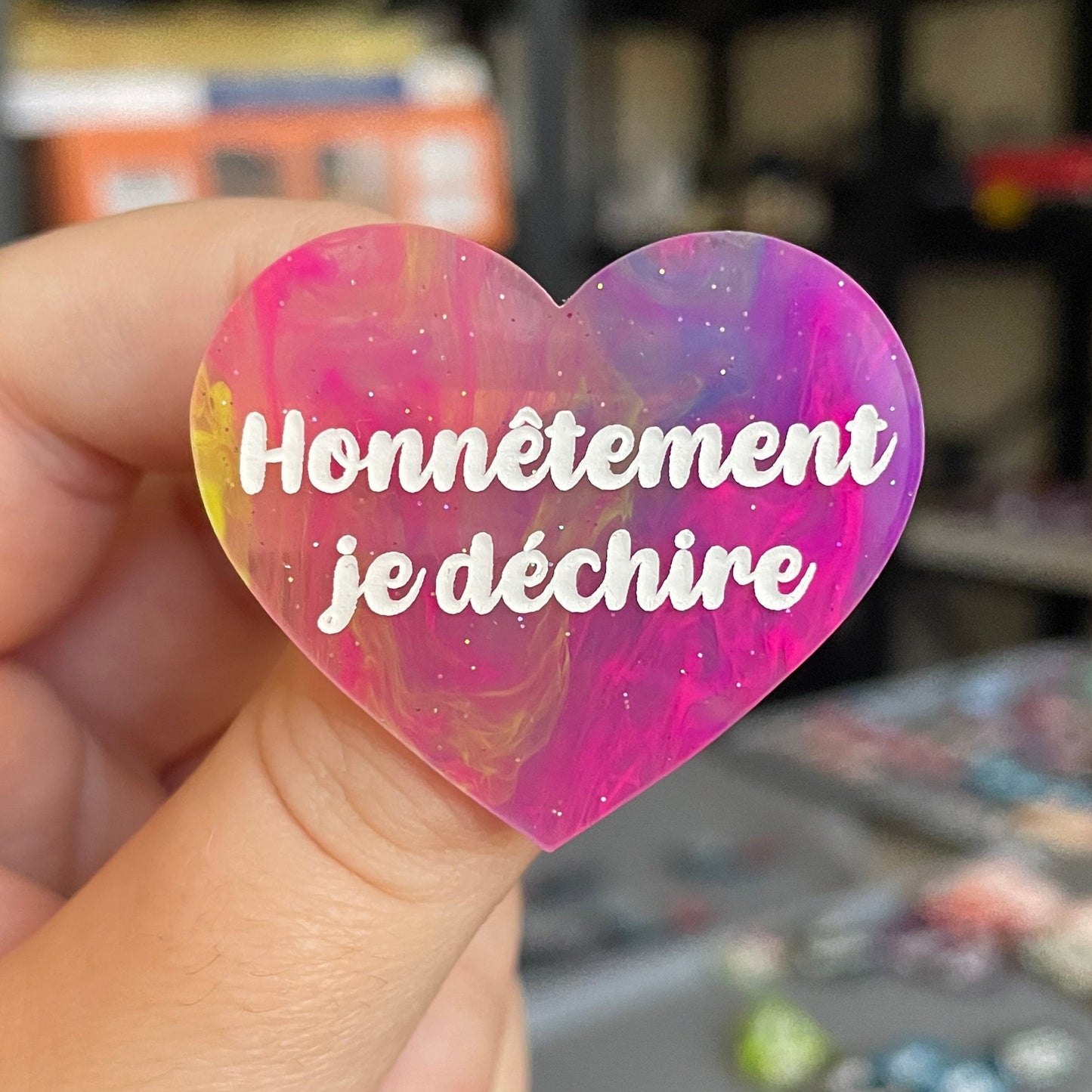 Broche "Honnêtement je déchire" en acrylique marbrée semi-transparente multicolores