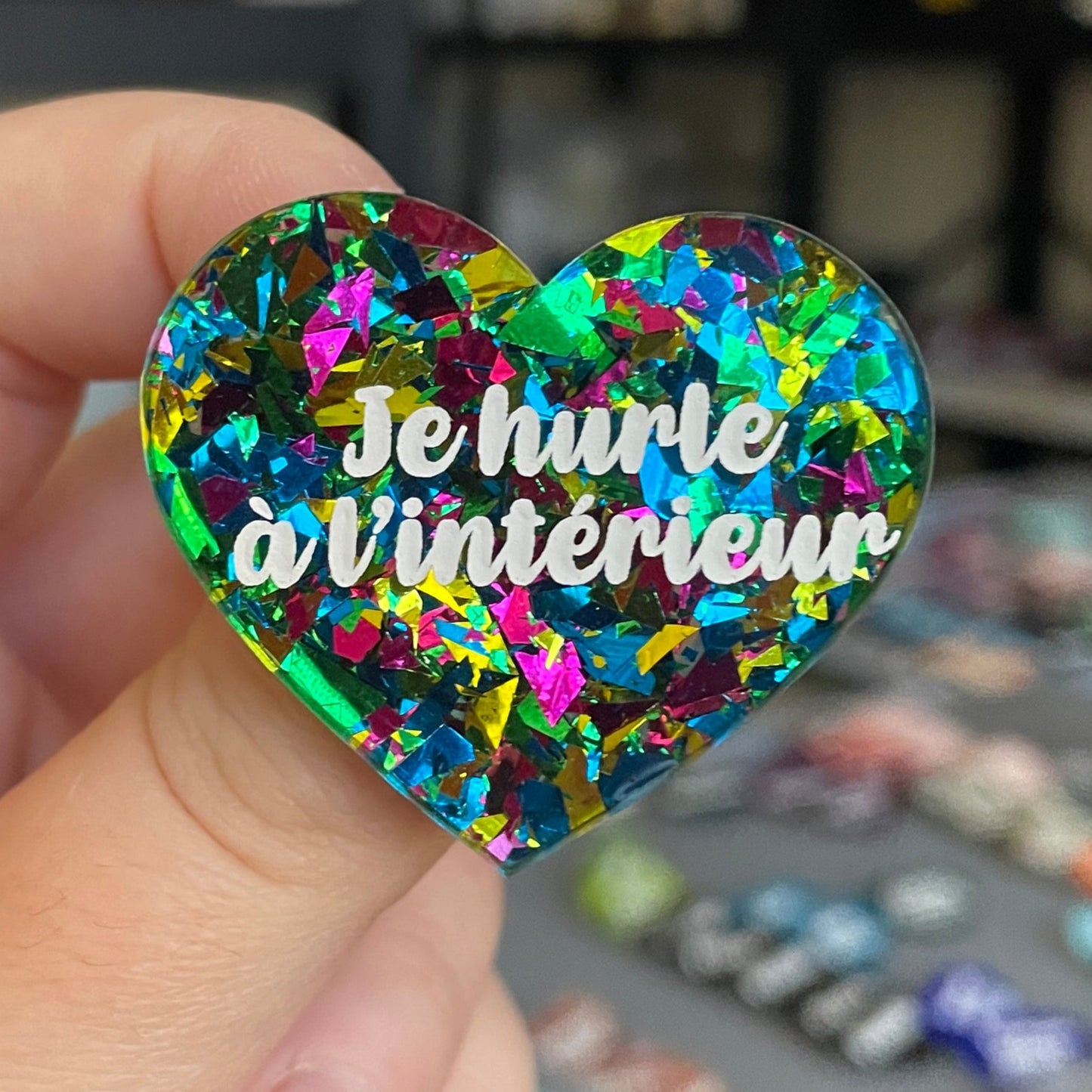 Broche "Je hurle à l'intérieur" en acrylique transparente à gros confettis rouges et multicolores