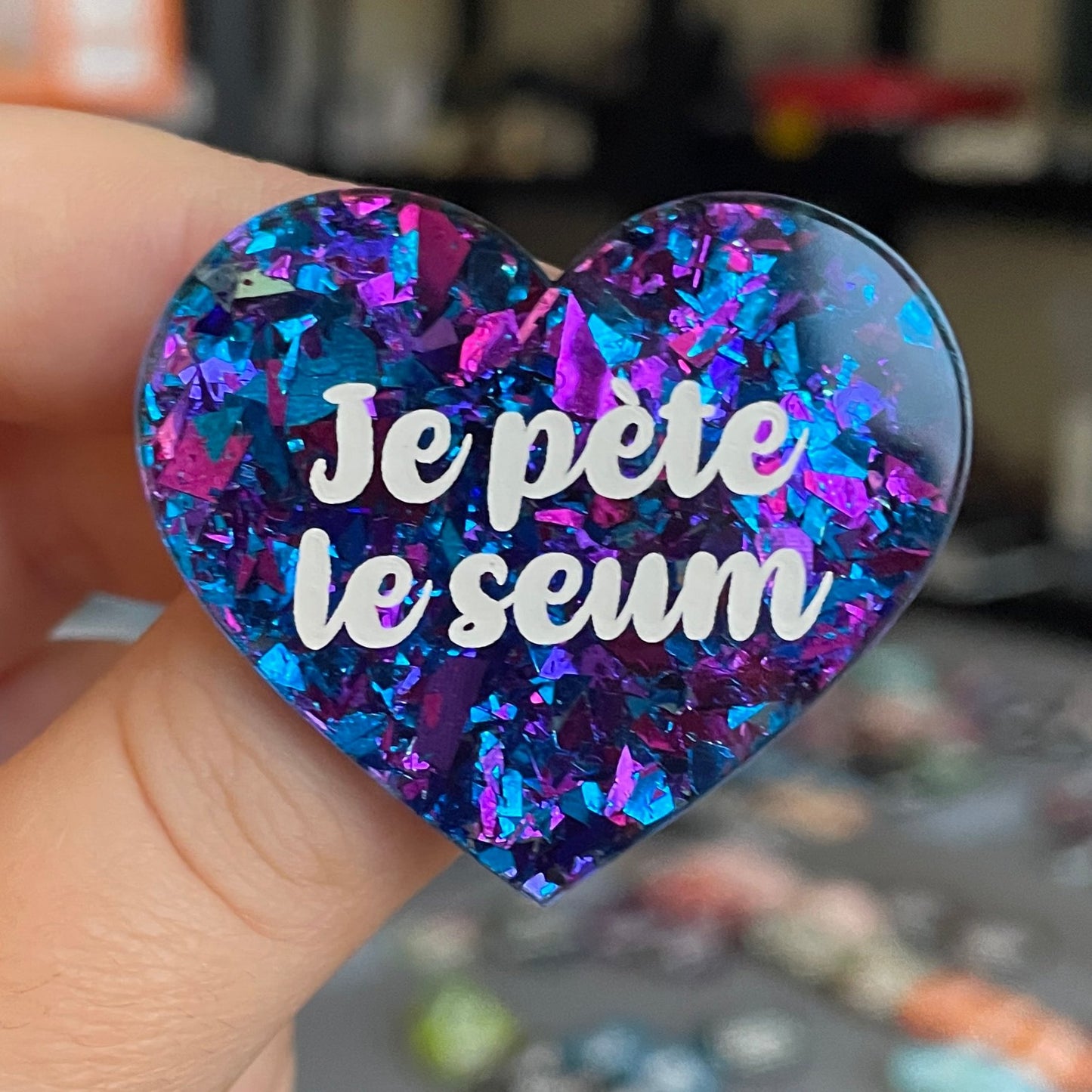 Broche "Je pète le seum" en acrylique transparente à gros confettis bleus et violets