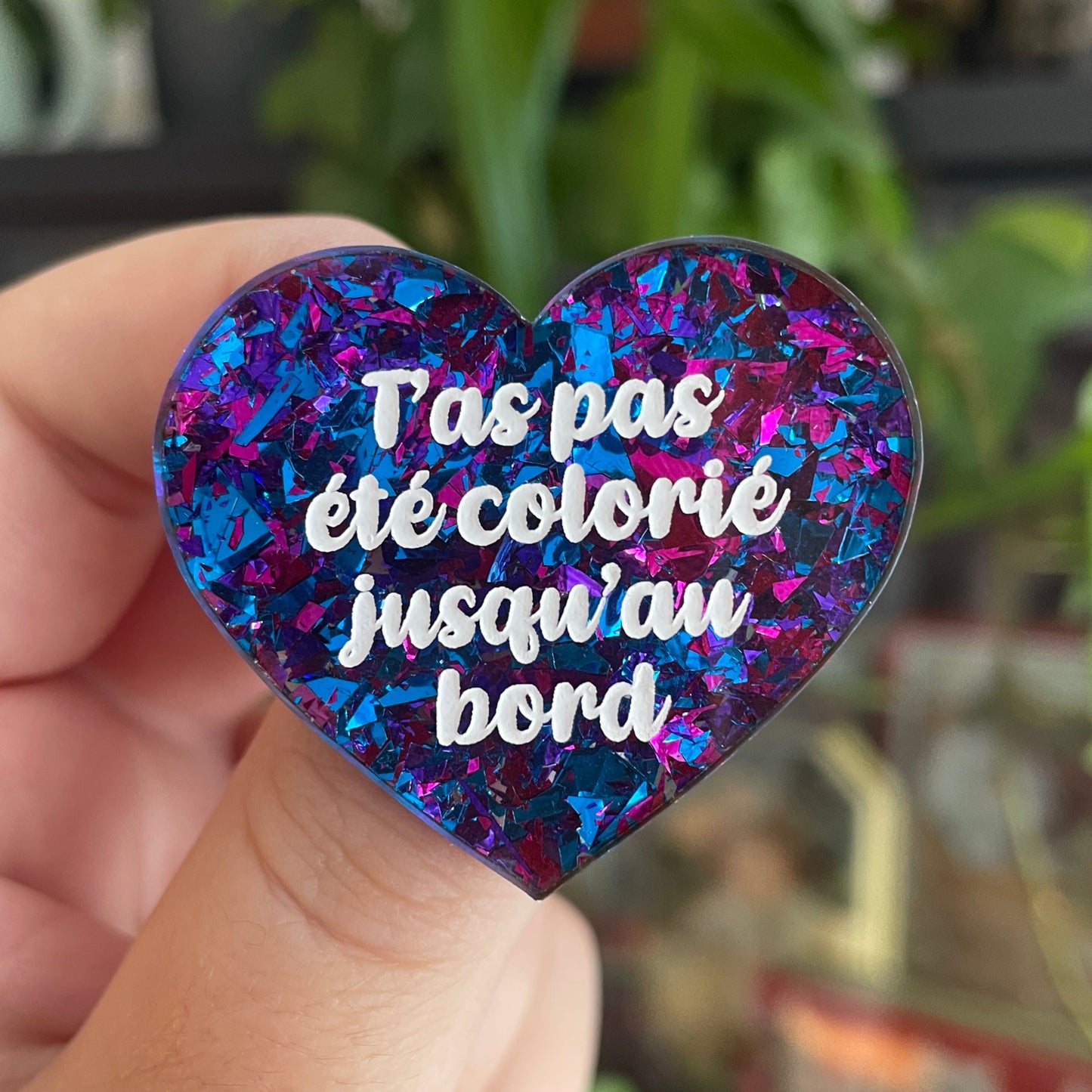 Broche "T'as pas été colorié jusqu'au bord" en acrylique avec des gros confettis bleus et violets