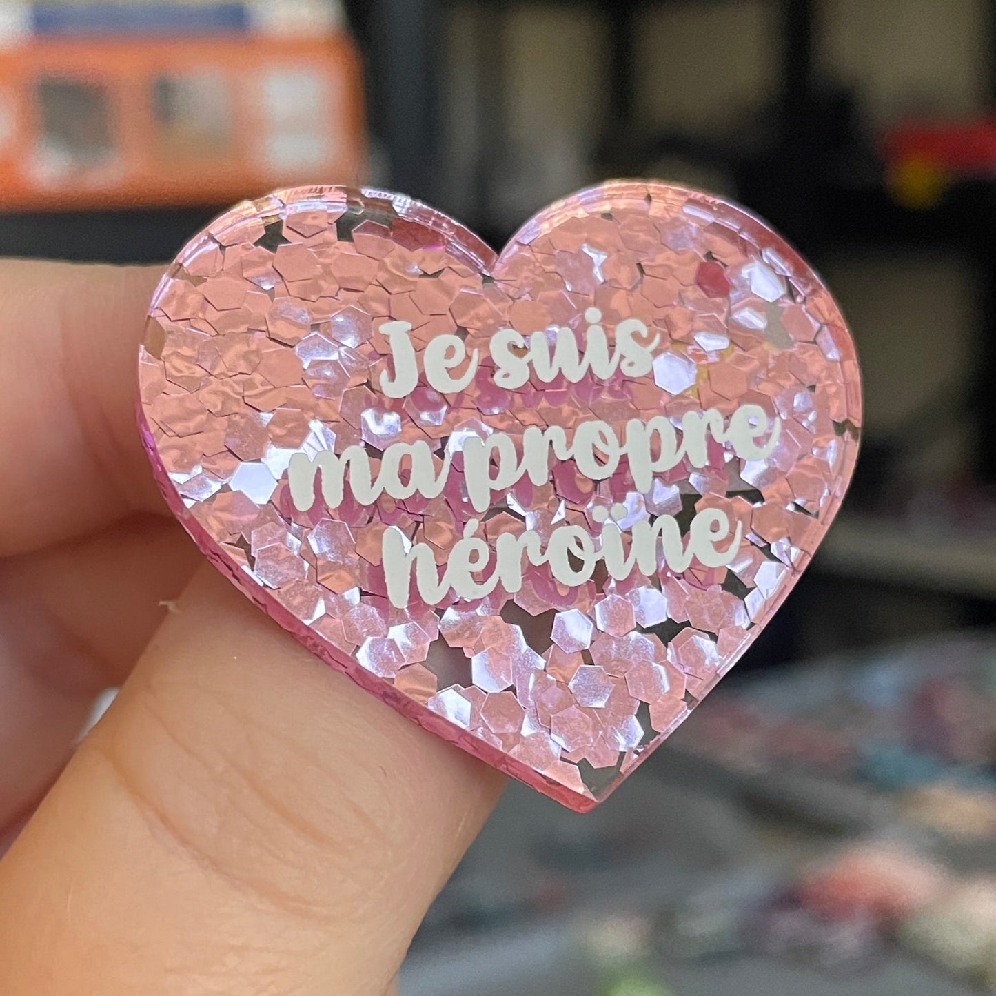 Broche "Je suis ma propre héroïne" en acrylique semi-transparente avec des confettis roses