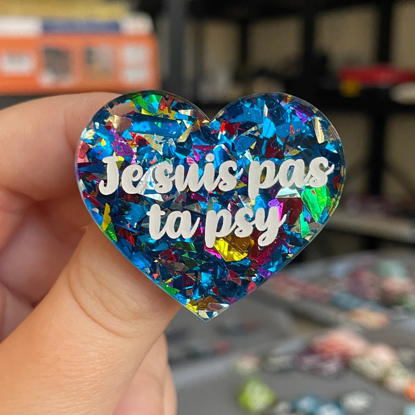 Broche "Je suis pas ta psy" en acrylique transparente à gros confettis bleus et multicolores