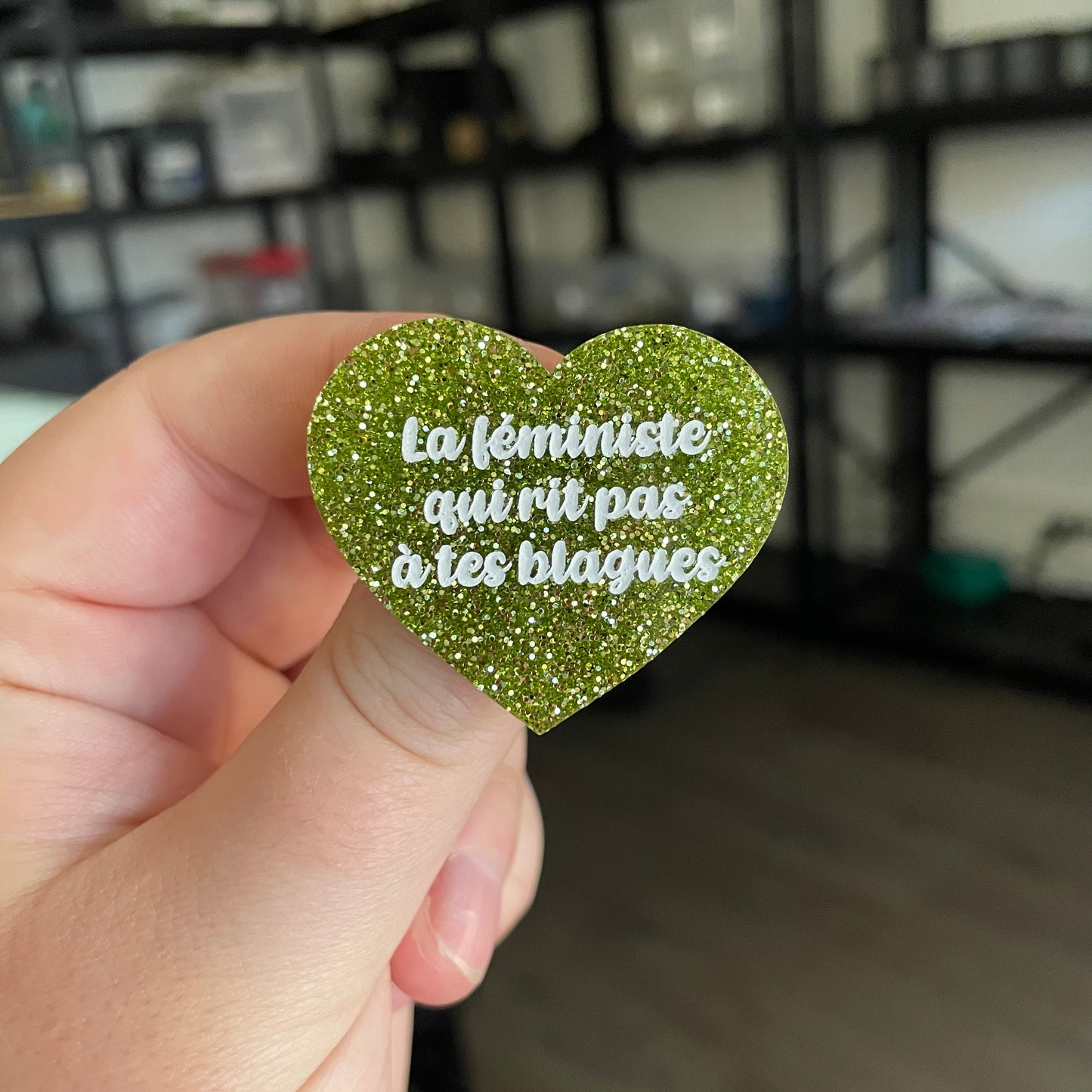 Broche "La féministe qui rit pas à tes blagues" en acrylique à paillettes vertes