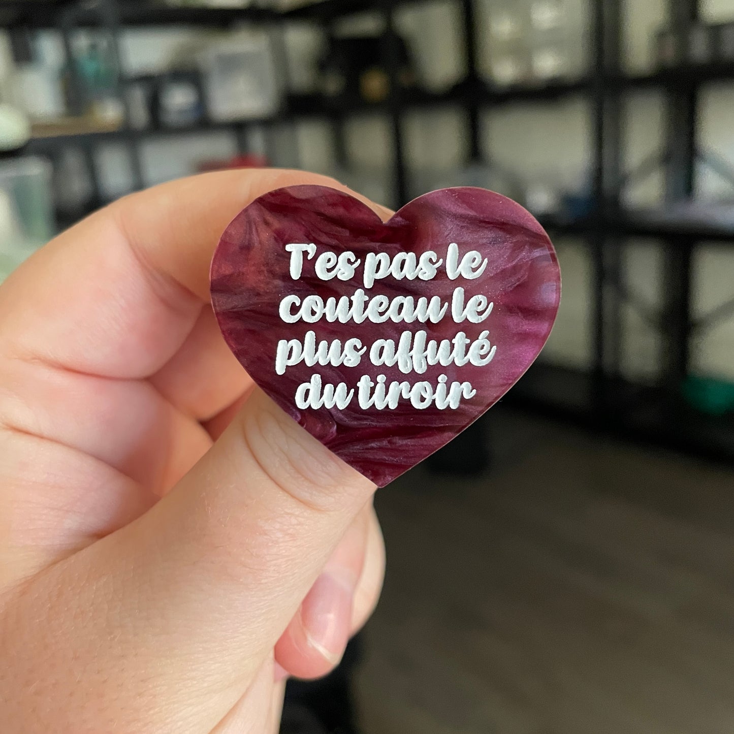 Broche "T'es pas le couteau le plus affuté du tiroir" en acrylique marbrée bordeaux