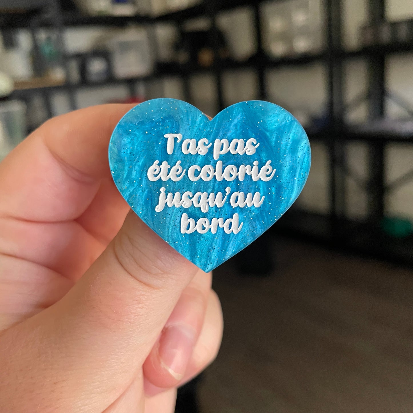 Broche "T'as pas été colorié jusqu'au bord" en acrylique marbrée bleue à paillettes