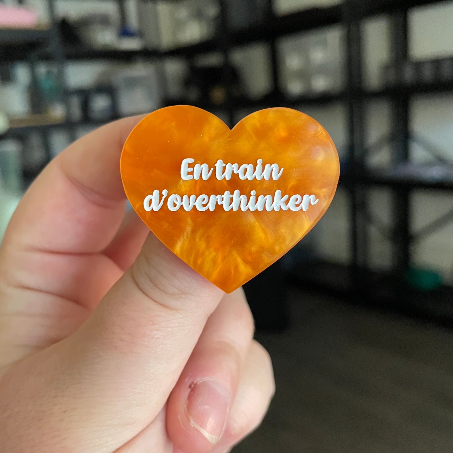Broche "En train d'overthinker" en acrylique marbrée orange