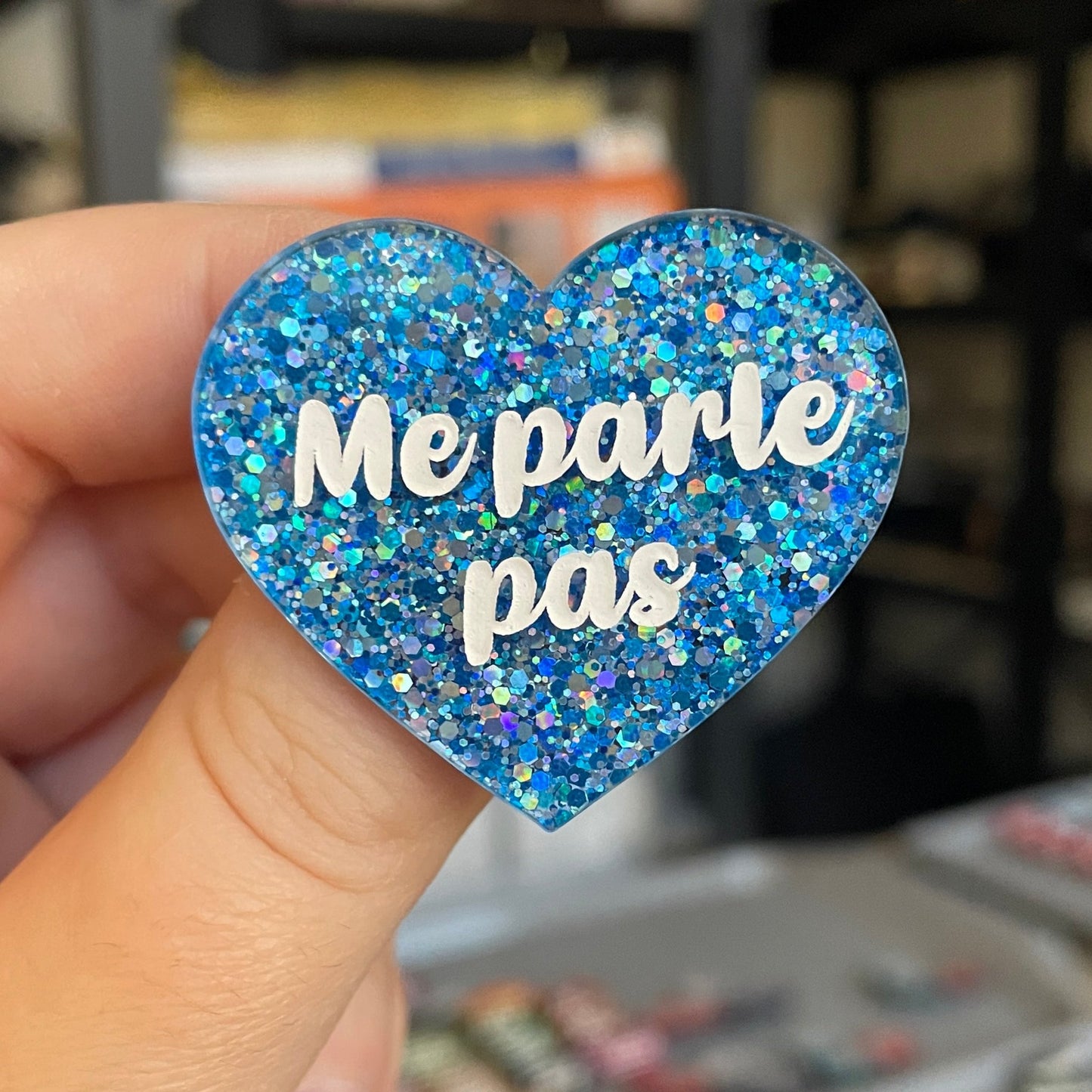 Broche "Me parle pas" en acrylique à paillettes bleues